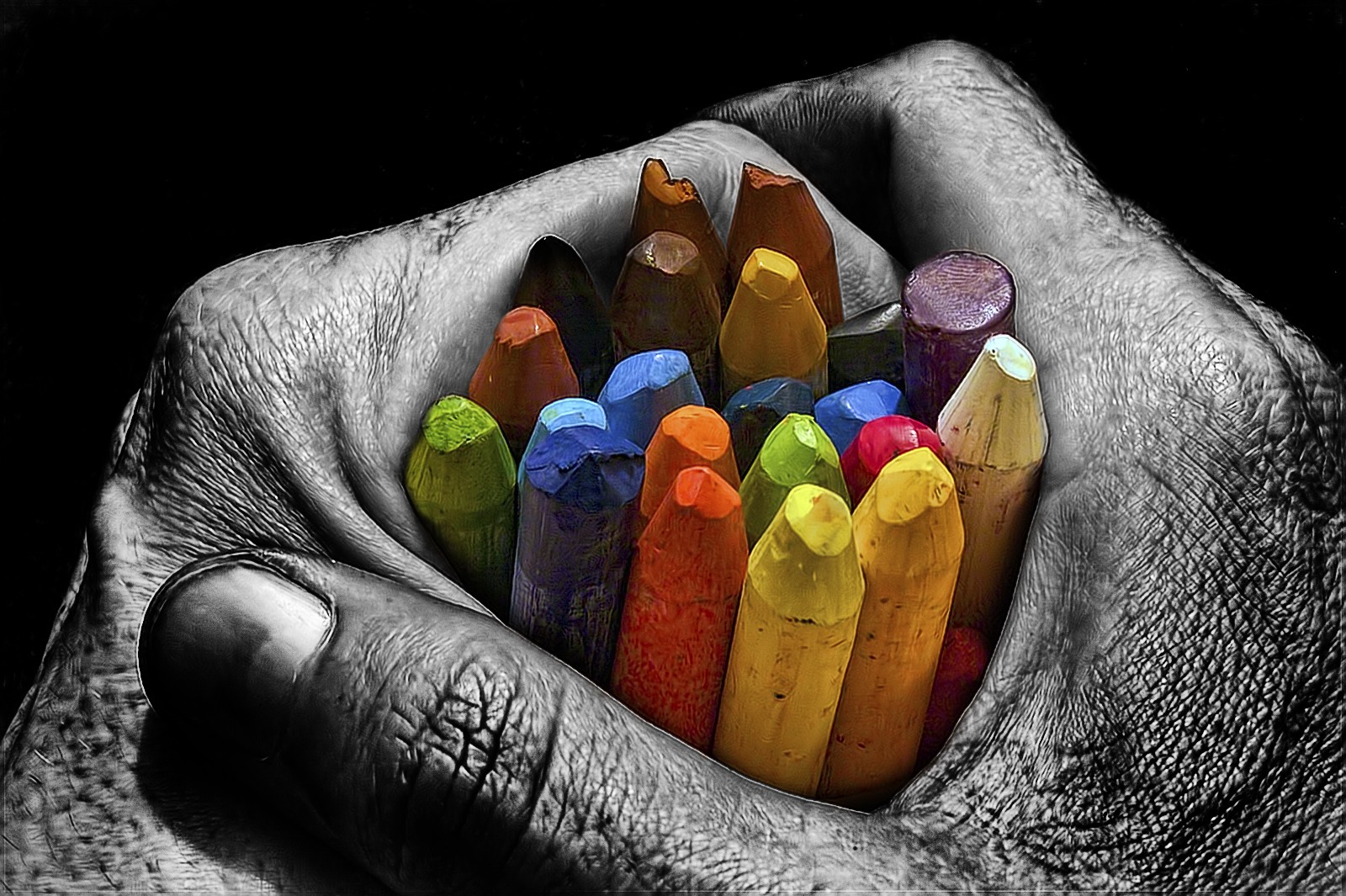 main crayons couleurs