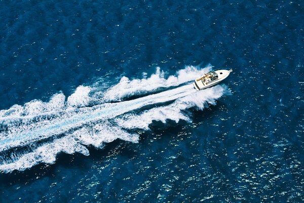 Piccola barca a vela sul mare