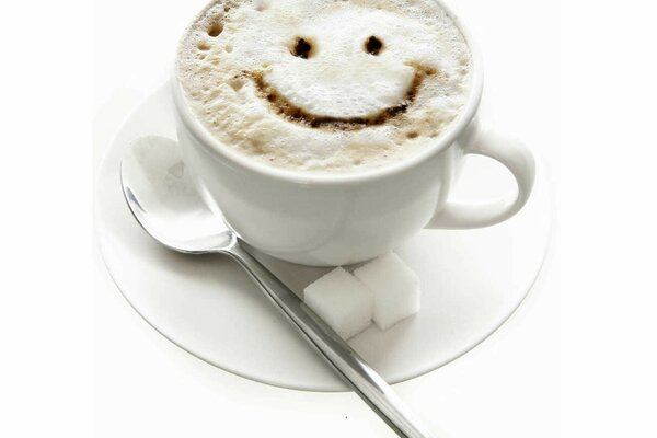 Una tazza di cappuccino con una faccina sorridente