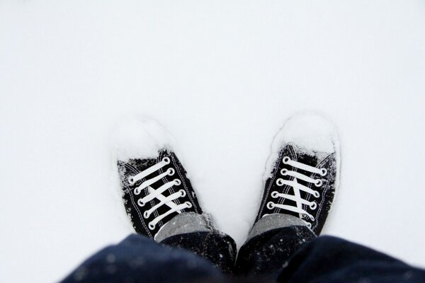 Turnschuhe für Männer, die mit Schnee bedeckt sind