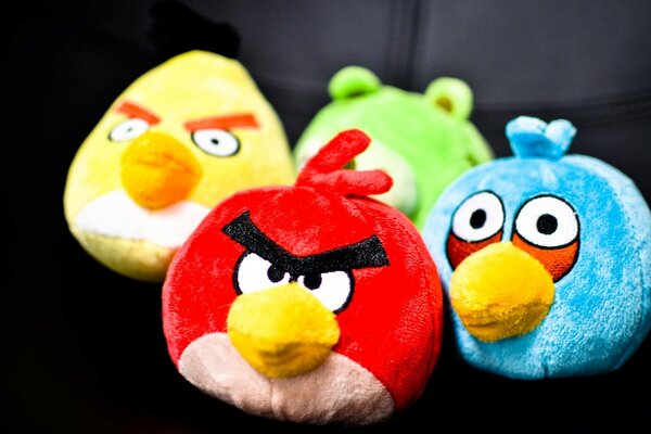 Angry Birds auf schwarzem Hintergrund