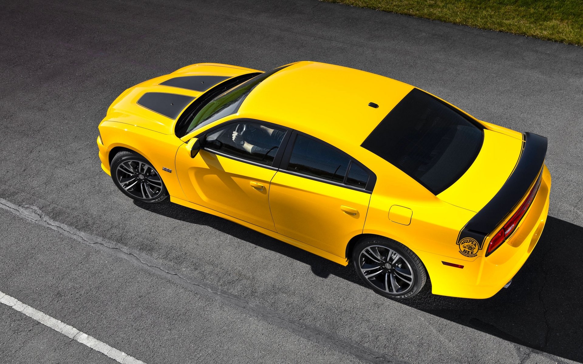 schivare caricatore srt8 super bi giallo auto vista dall alto dodge asfalto