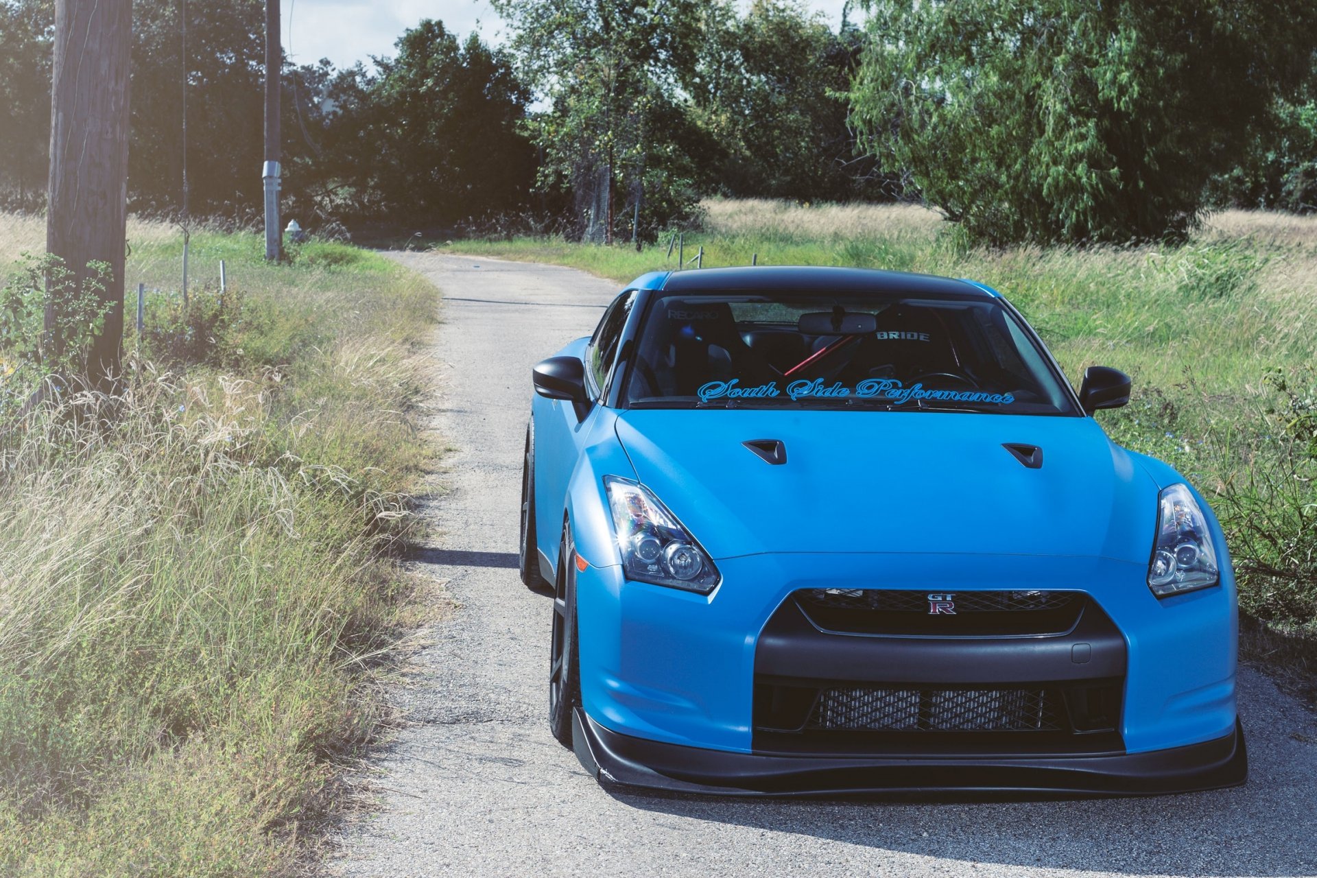 nissan gtp r35 blau straße nissan gtr front gras säulen bäume