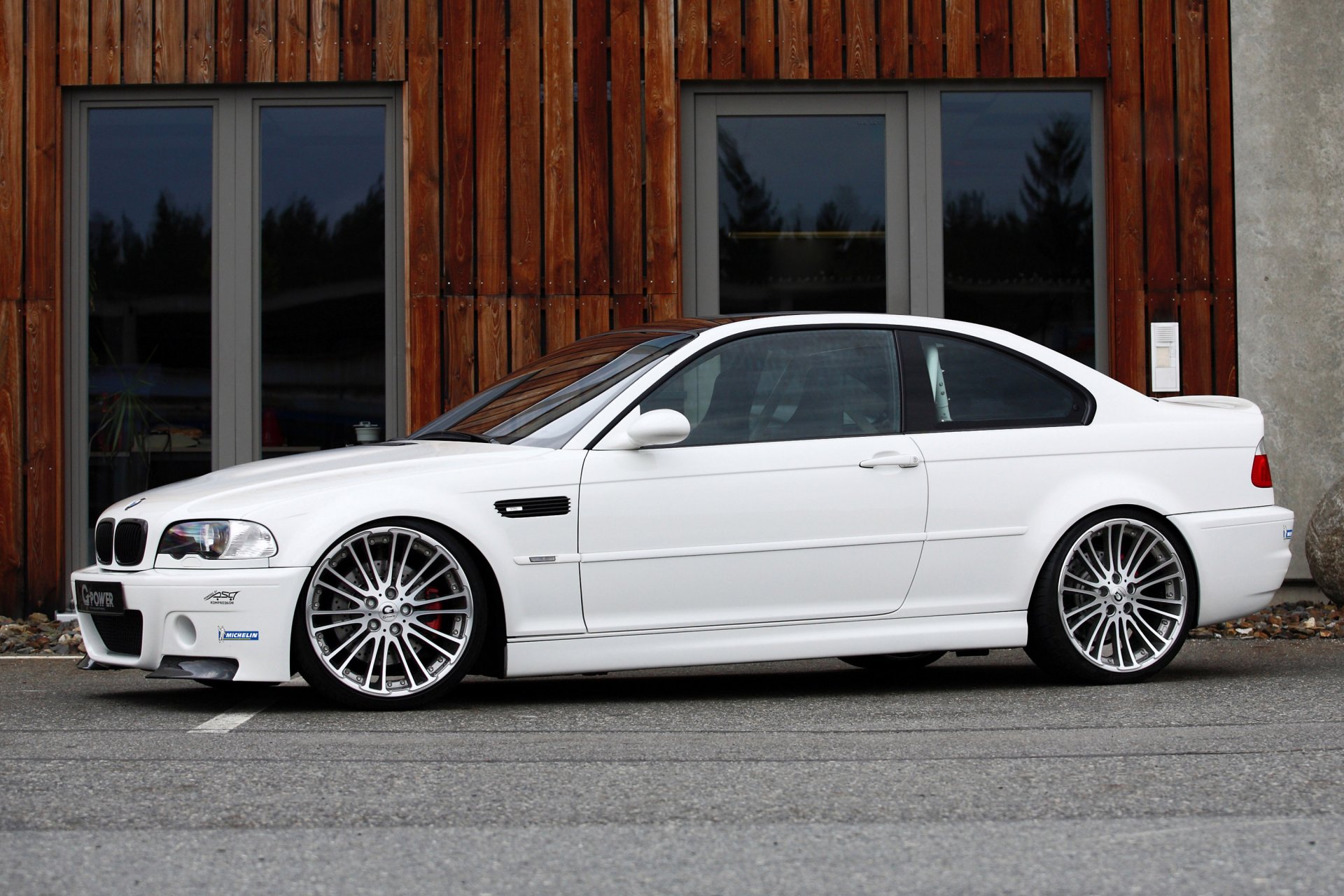 bmw m3 e46 blanco g-power bmw vista lateral tuning g-paver llantas edificio puertas asfalto