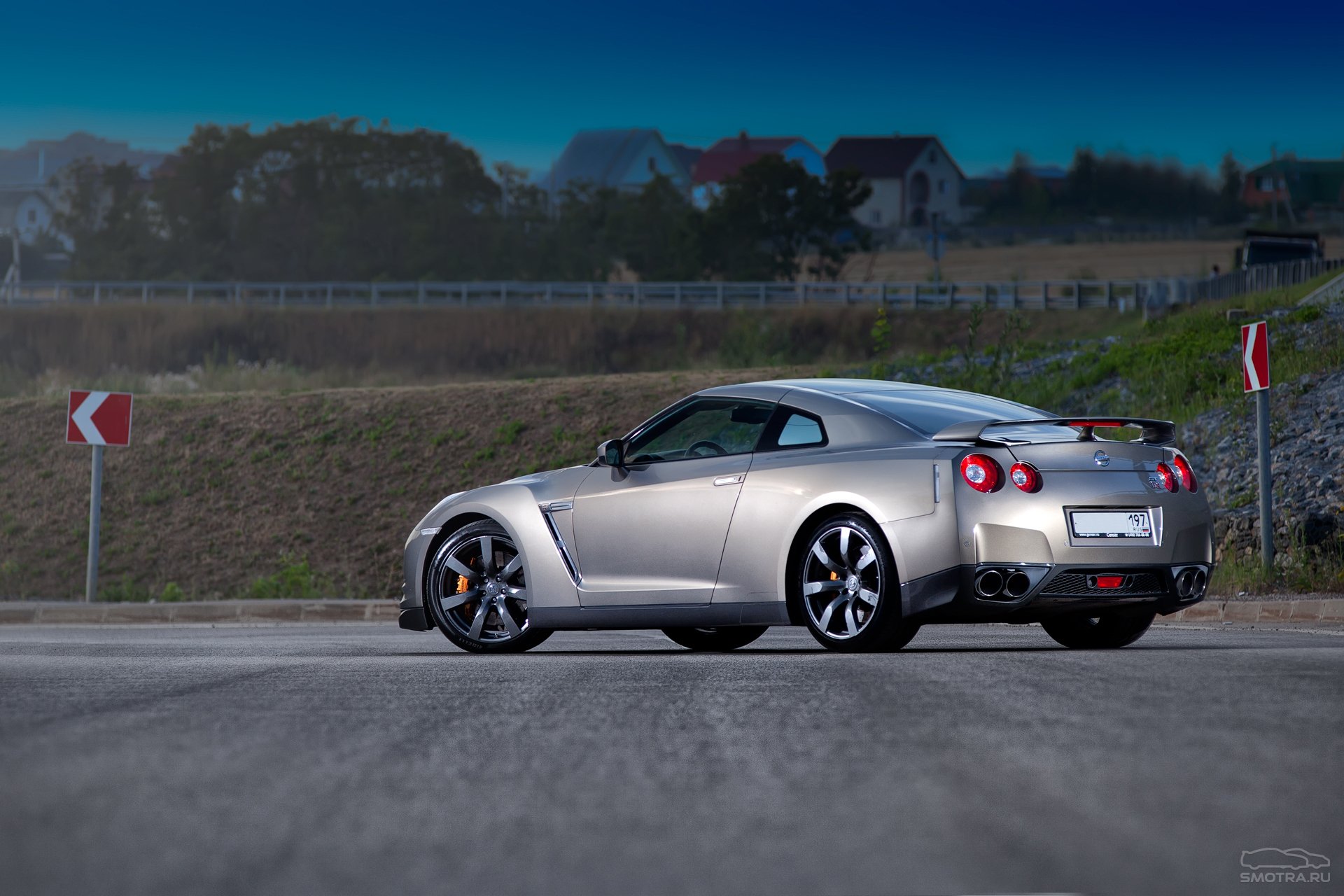 nissan gt-r r35 szary supersamochód