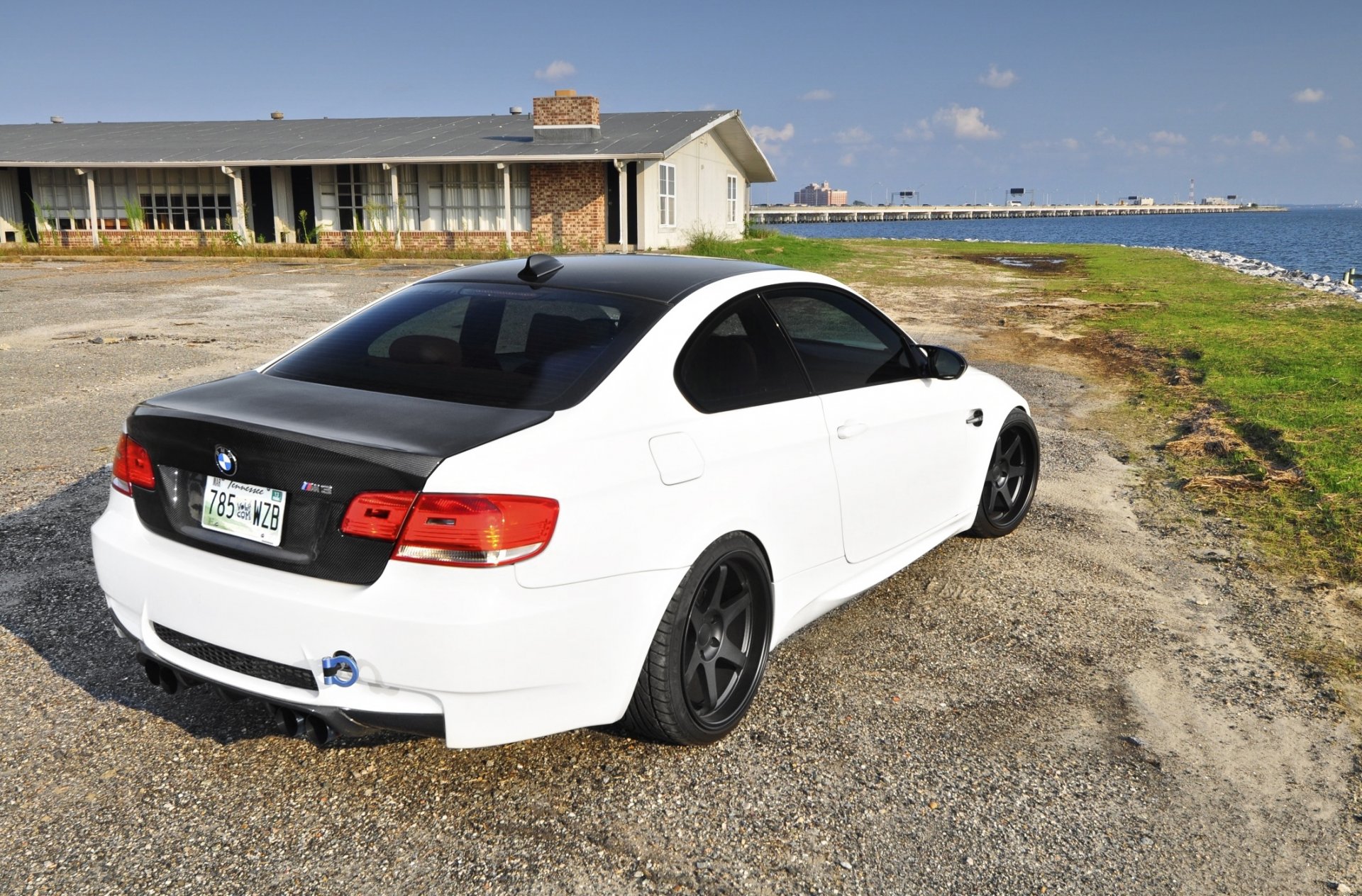 bmw m3 e92 biały bmw coupe widok z tyłu carbon fiber pokrywa bagażnika