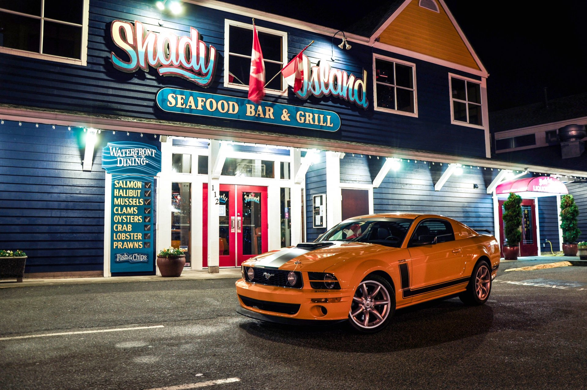 ford mustang saleen parnelli jones boss 302 amarillo salin vista frontal edificio letrero luces