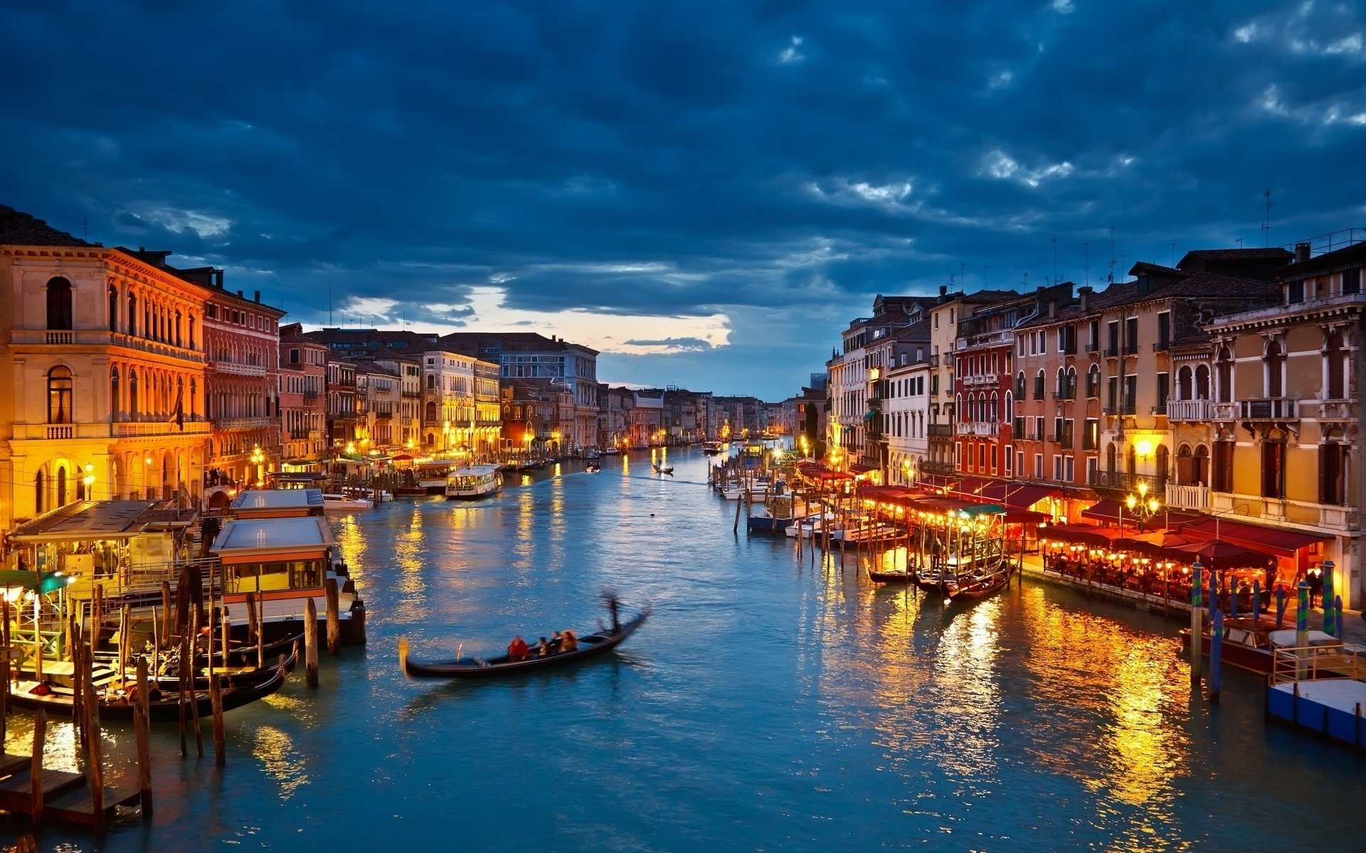 venecia noche góndolas barcos nubes luces canal casas italia ciudad