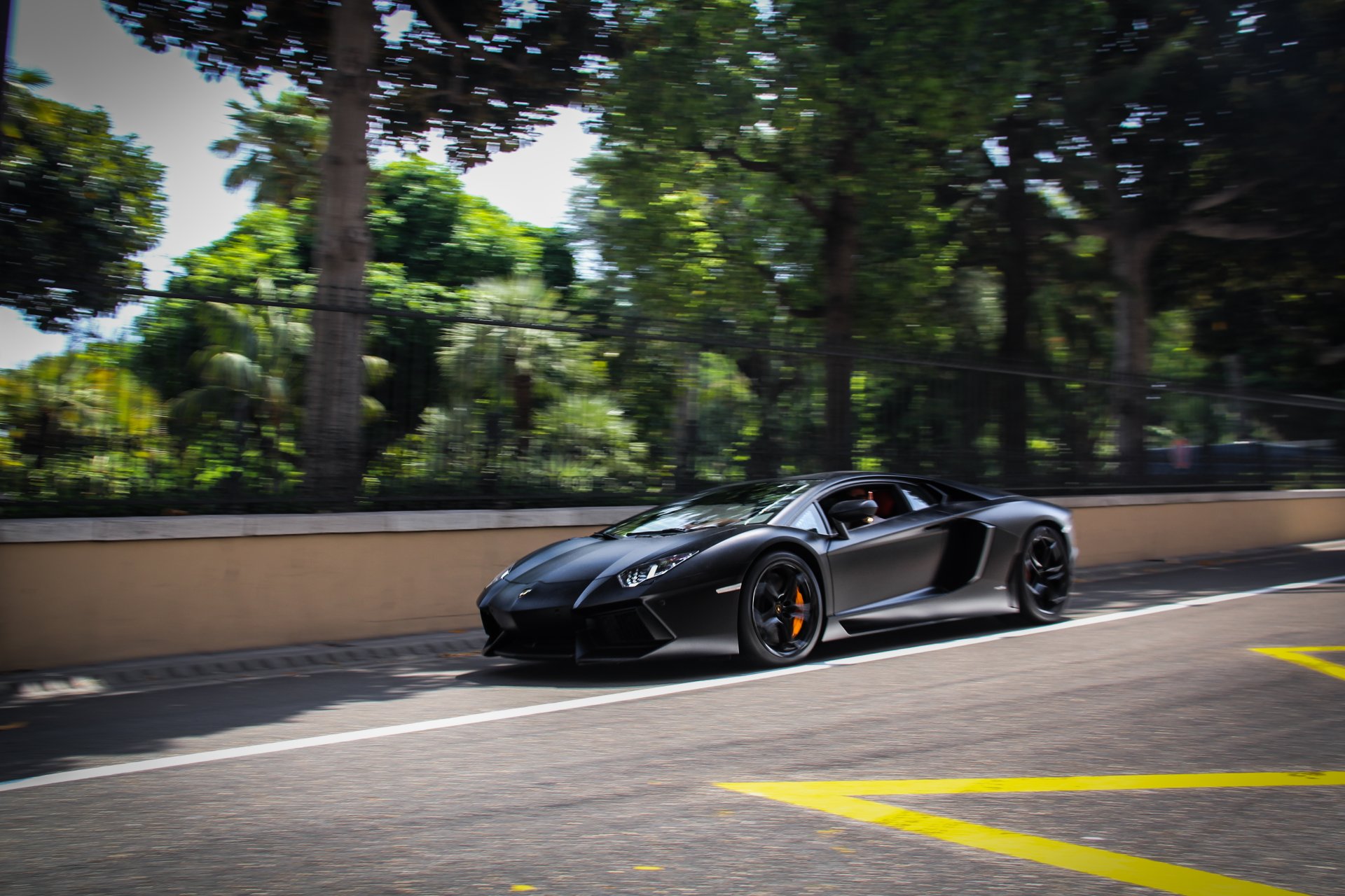 lamborghini aventador lp700-4 nero lamborghini aventador vista laterale strada segnaletica ombra alberi guardrail