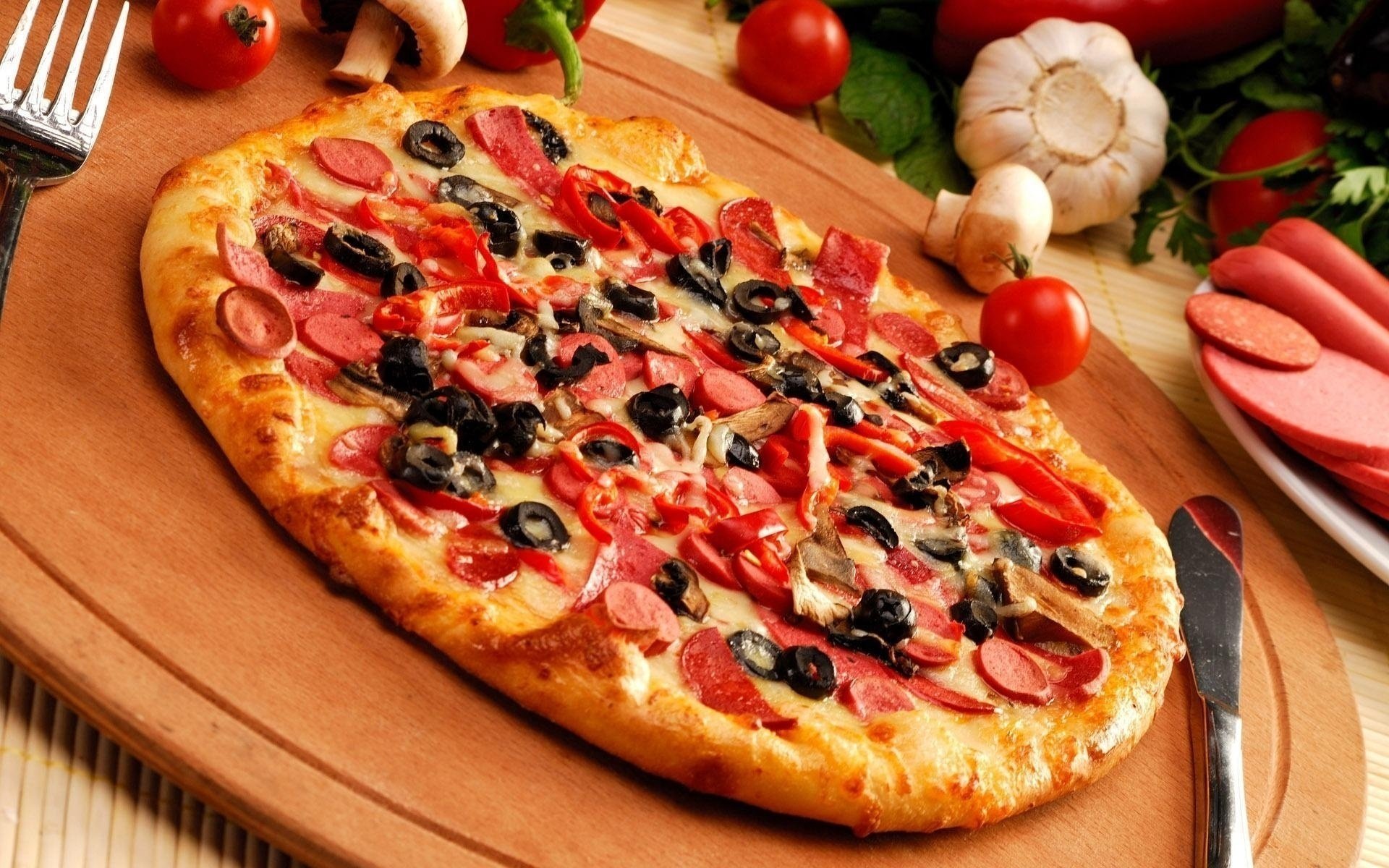 pizza ciasto oliwki czosnek kiełbasa papryka ser