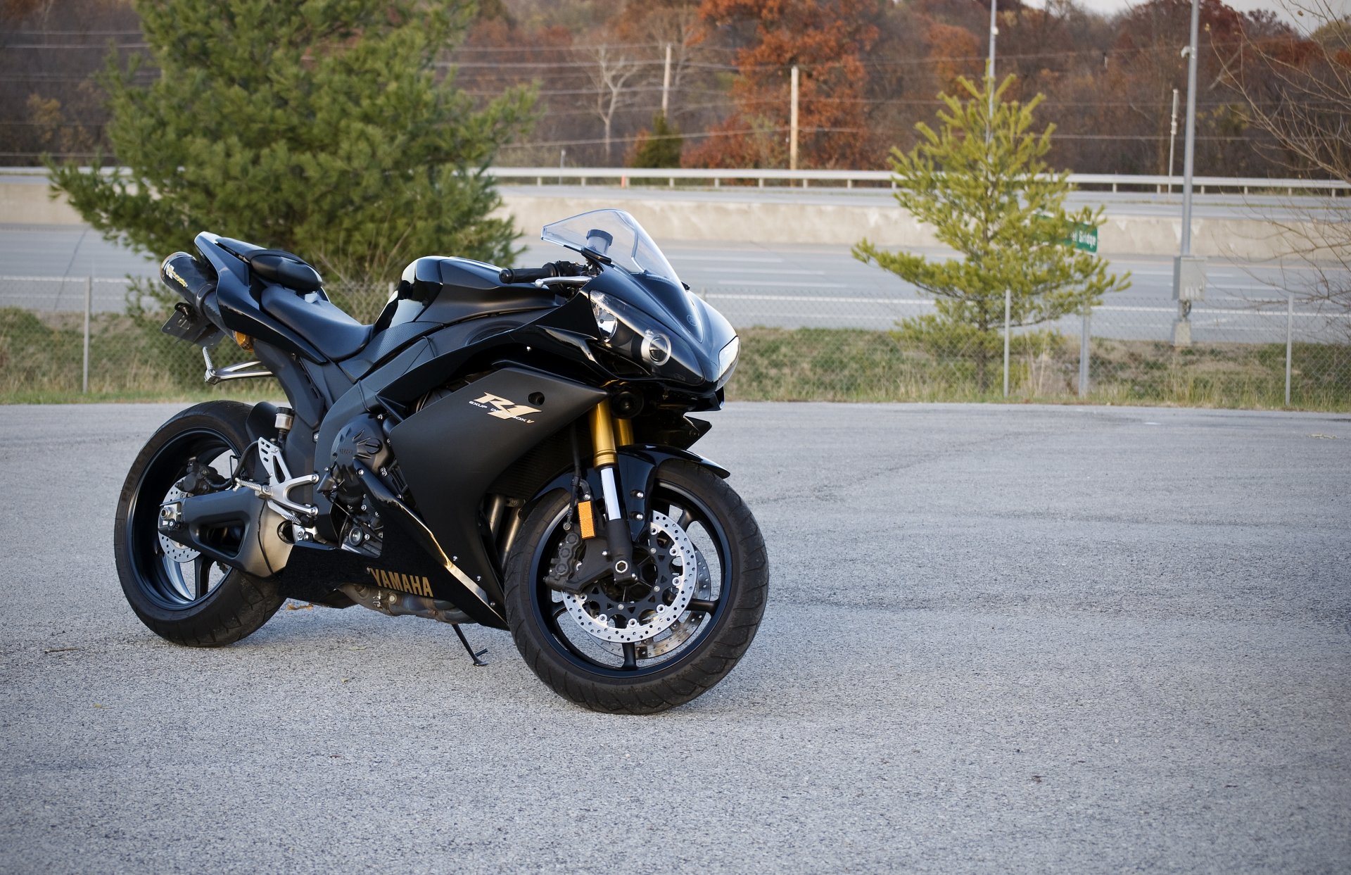 yamaha yzf-r1 nero bicicletta supersport yamaha r1 alberi strada pilastri