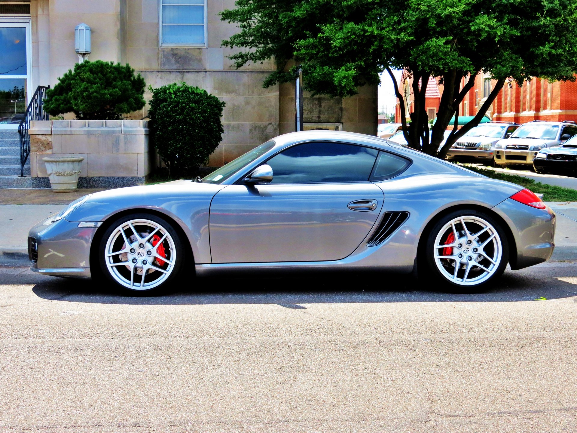 voiture porsche cayman voiture de sport argent tuning jantes rue parking