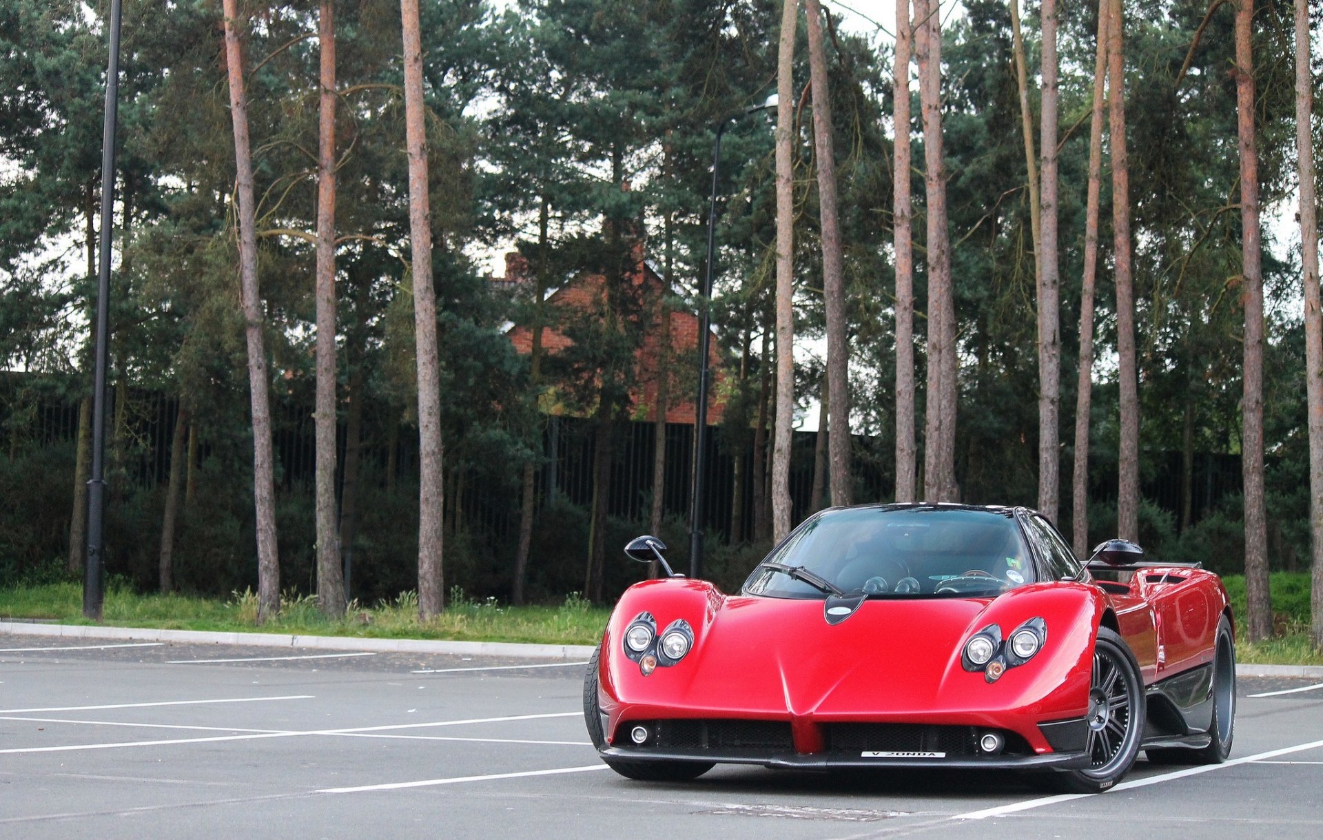 pagani zonda rouge pagani zonda rouge vue arrière parking arbres