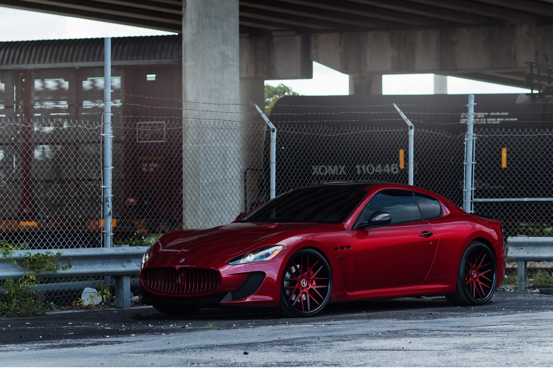 maserati granturismo mc stradale rosso ruote maserati granturismo rosso vista laterale guardrail filo spinato