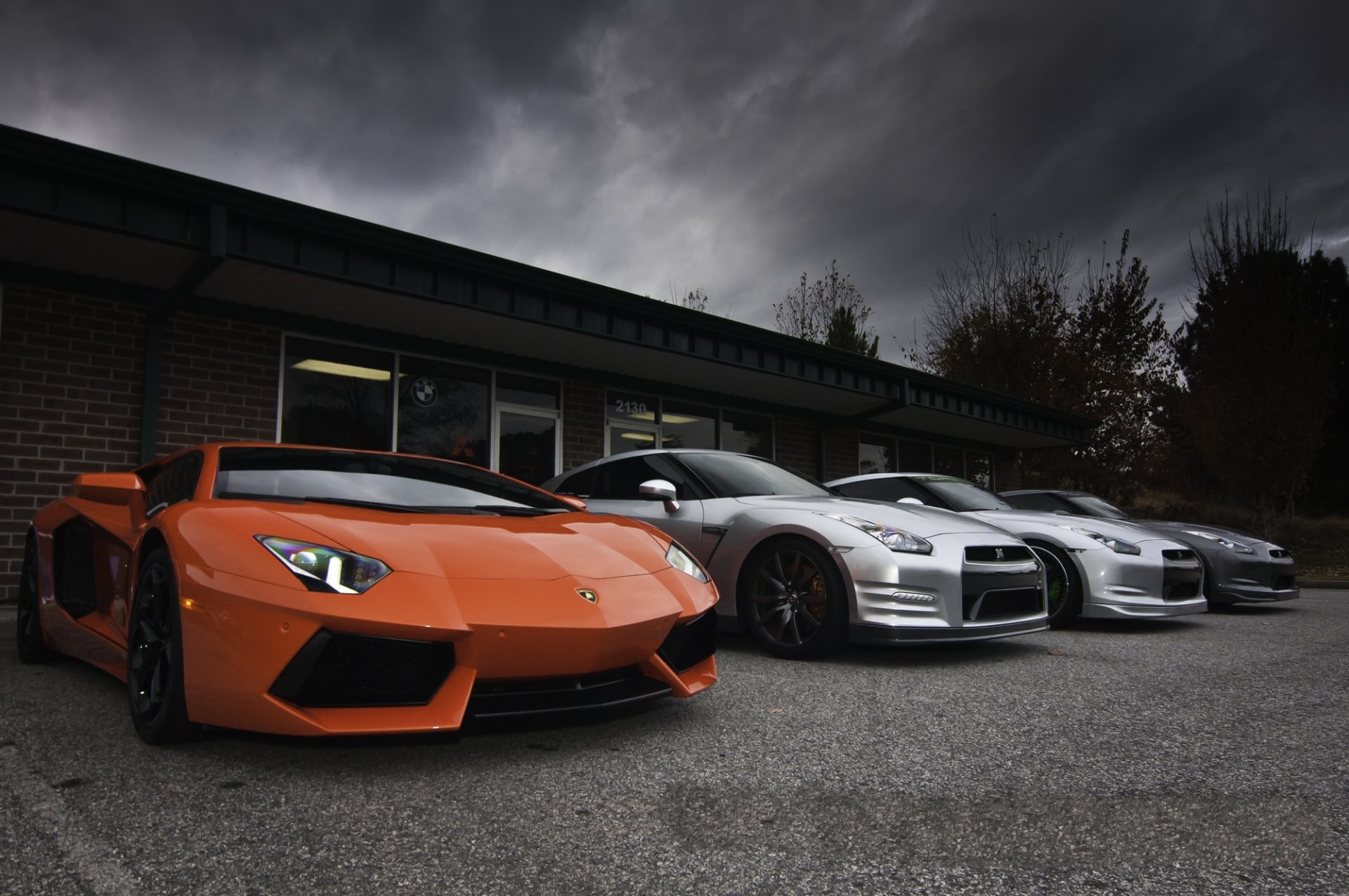 lamborghini aventador lp700-4 naranja nissan gtr r35 lamborghini aventador nissan gtr plata gris edificio cielo nubes