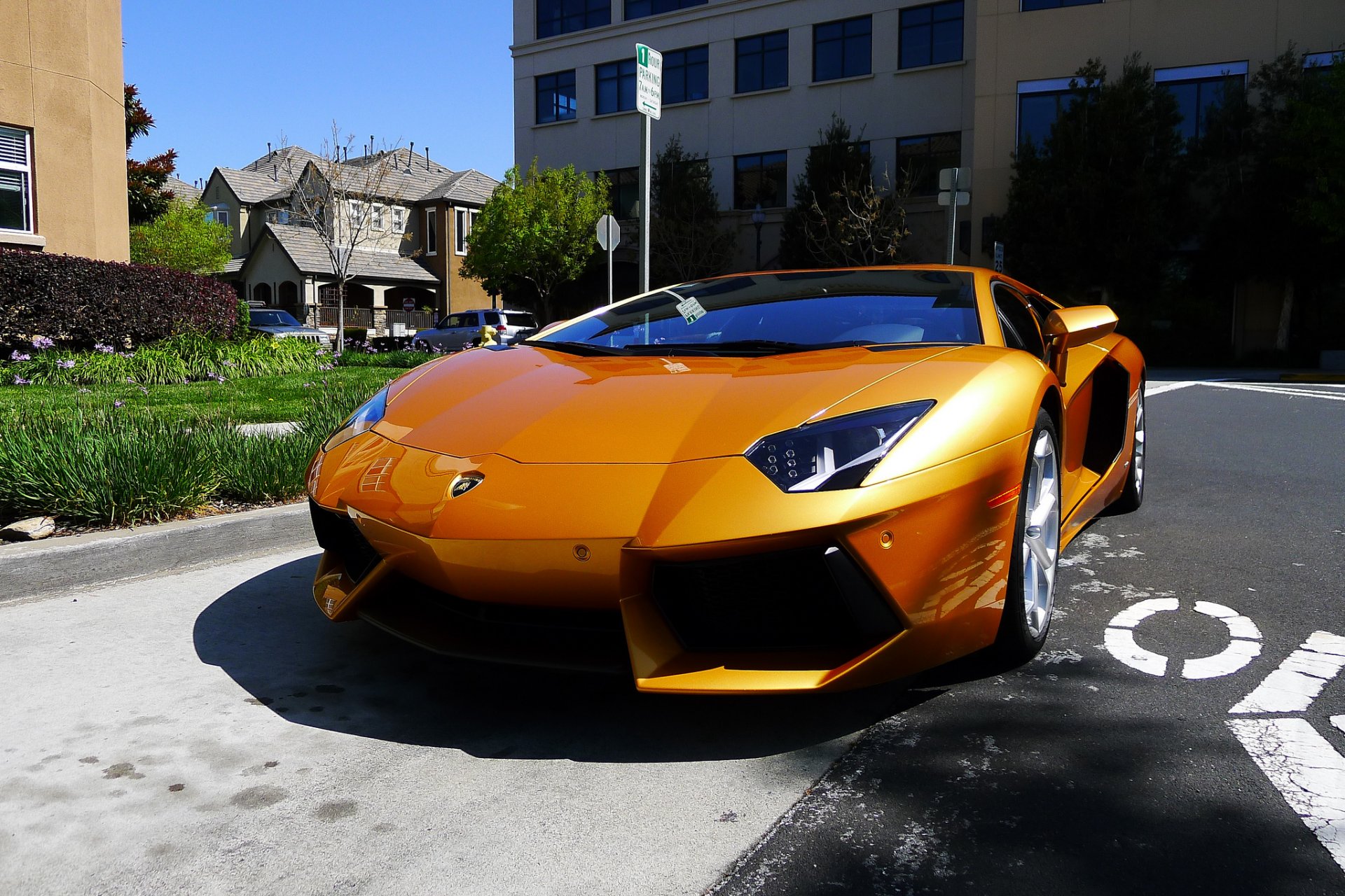 lamborghini aventador lp700-4 żółty lamborghini aventador budynki ulica