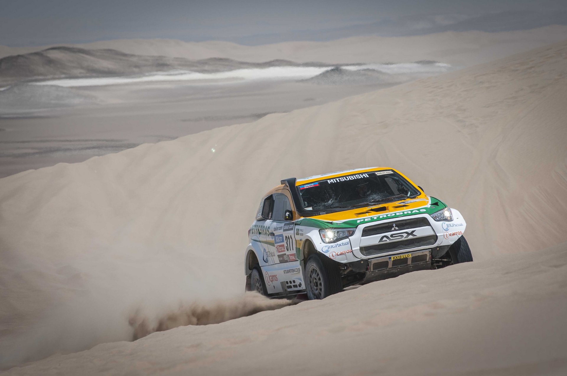 mitsubishi car jeep to dakar dakar rally desert dune