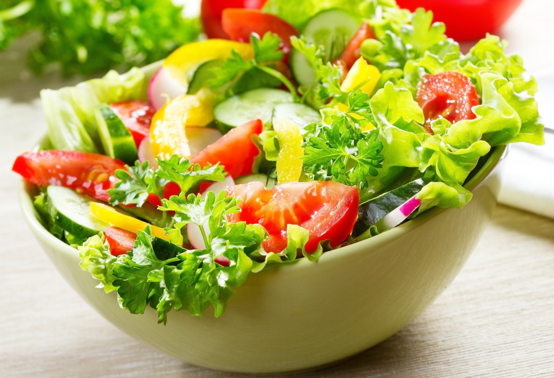 zwiebel essen petersilie salat pfeffer gurken