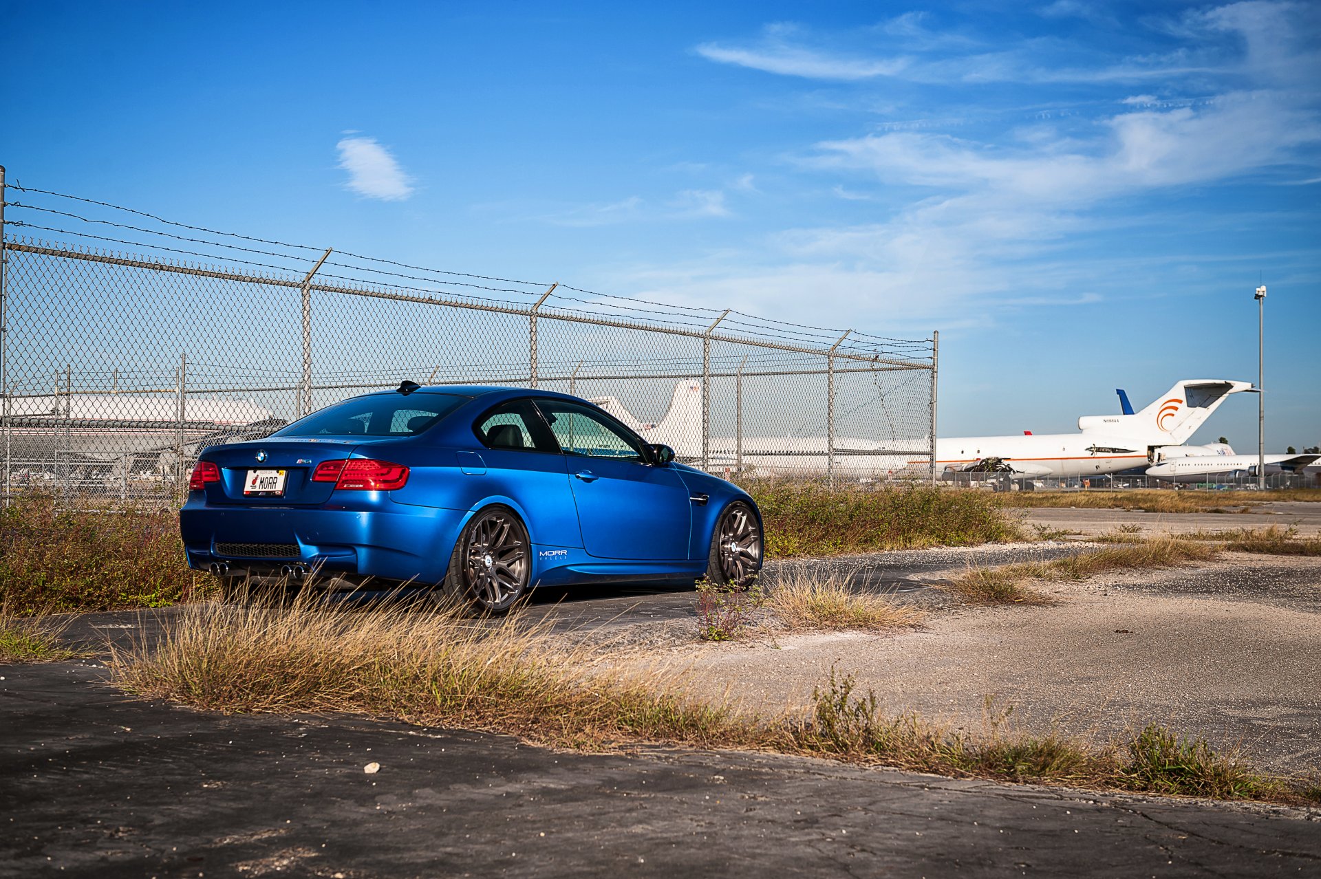 bmw m3 e92 azul bmw vista trasera barandilla asfalto hierba