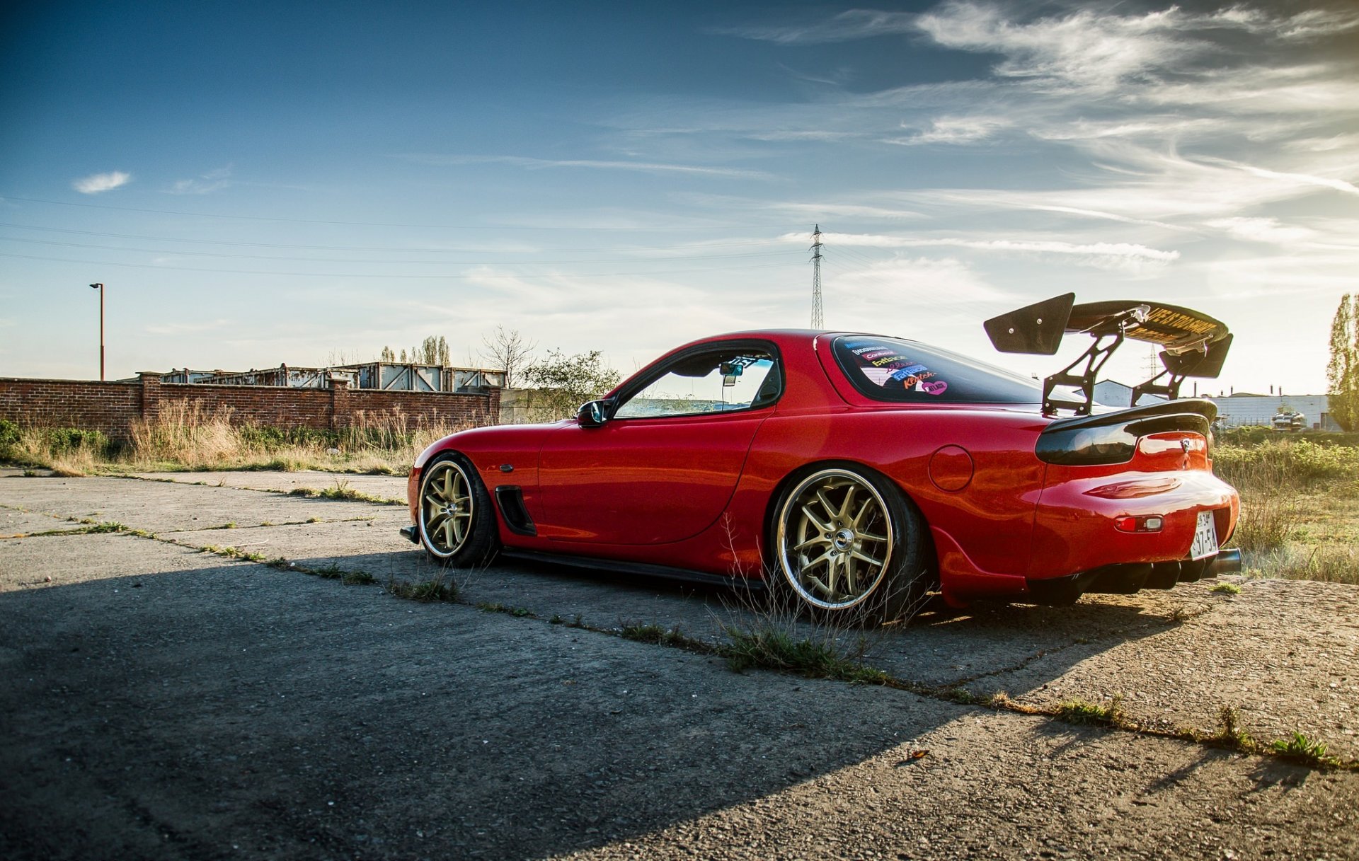 mazda rx-7 rosso mazda rosso vista laterale ombra cielo nuvole