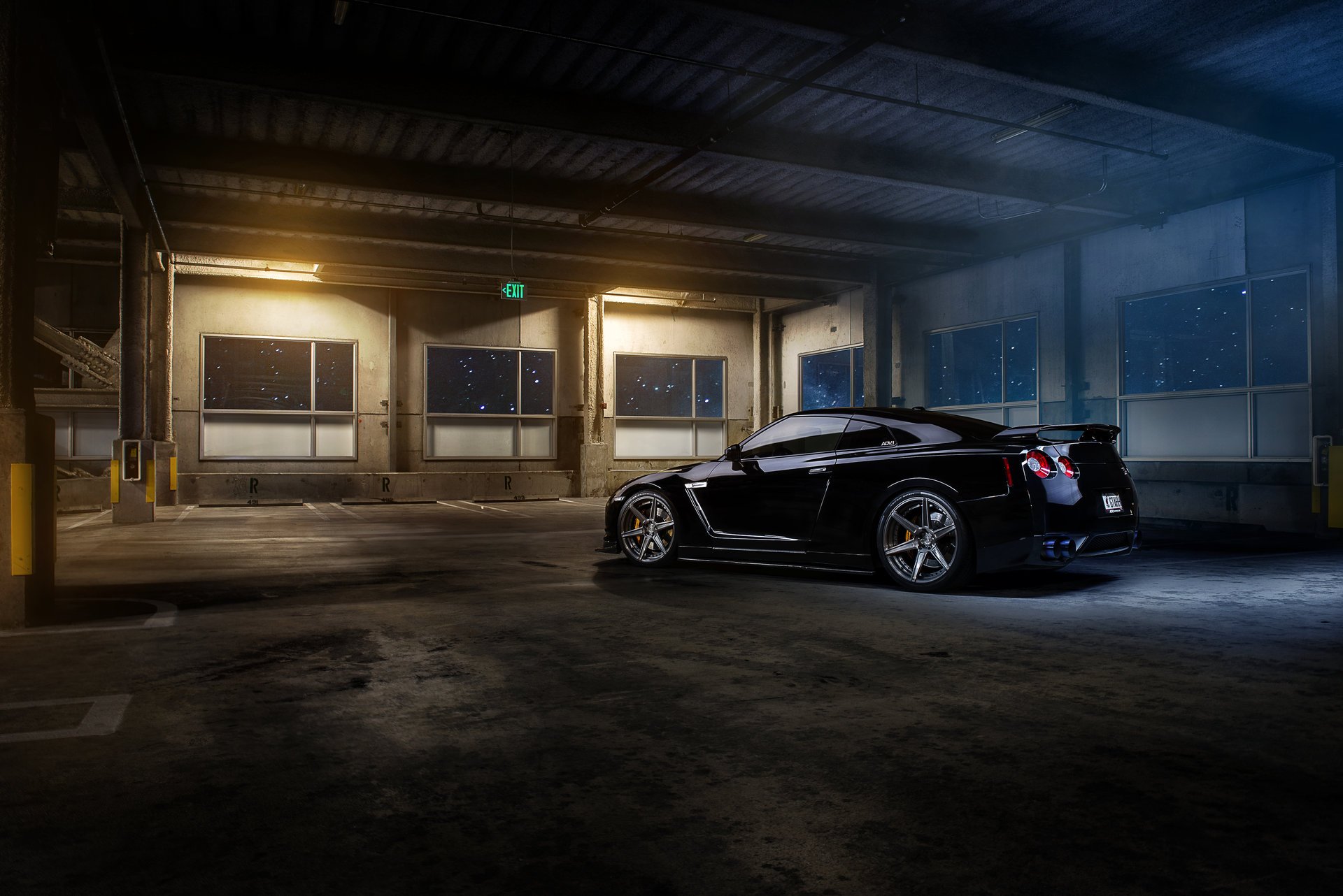 nissan gt-r r35 schwarz garage parkplatz