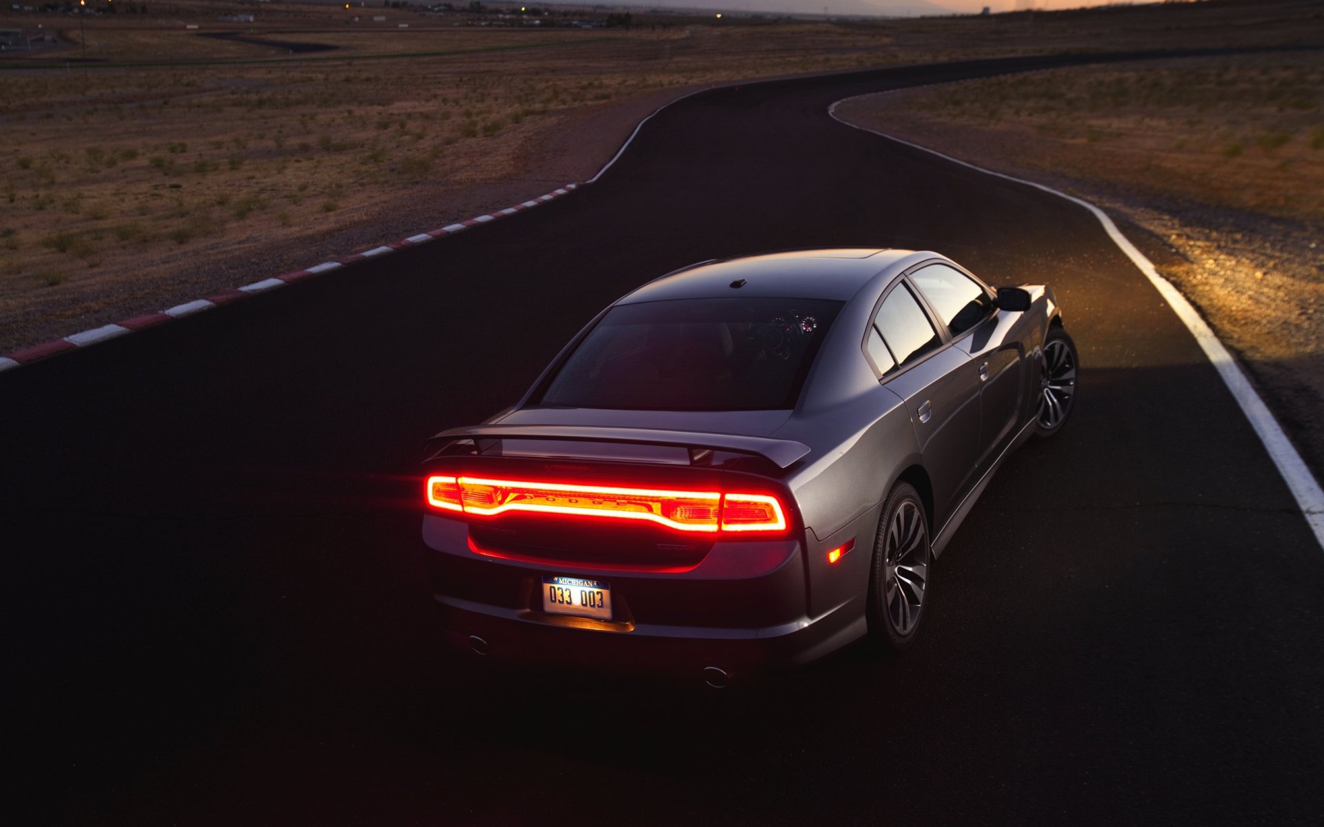 schivare challenger auto grigio sera fari luce strada