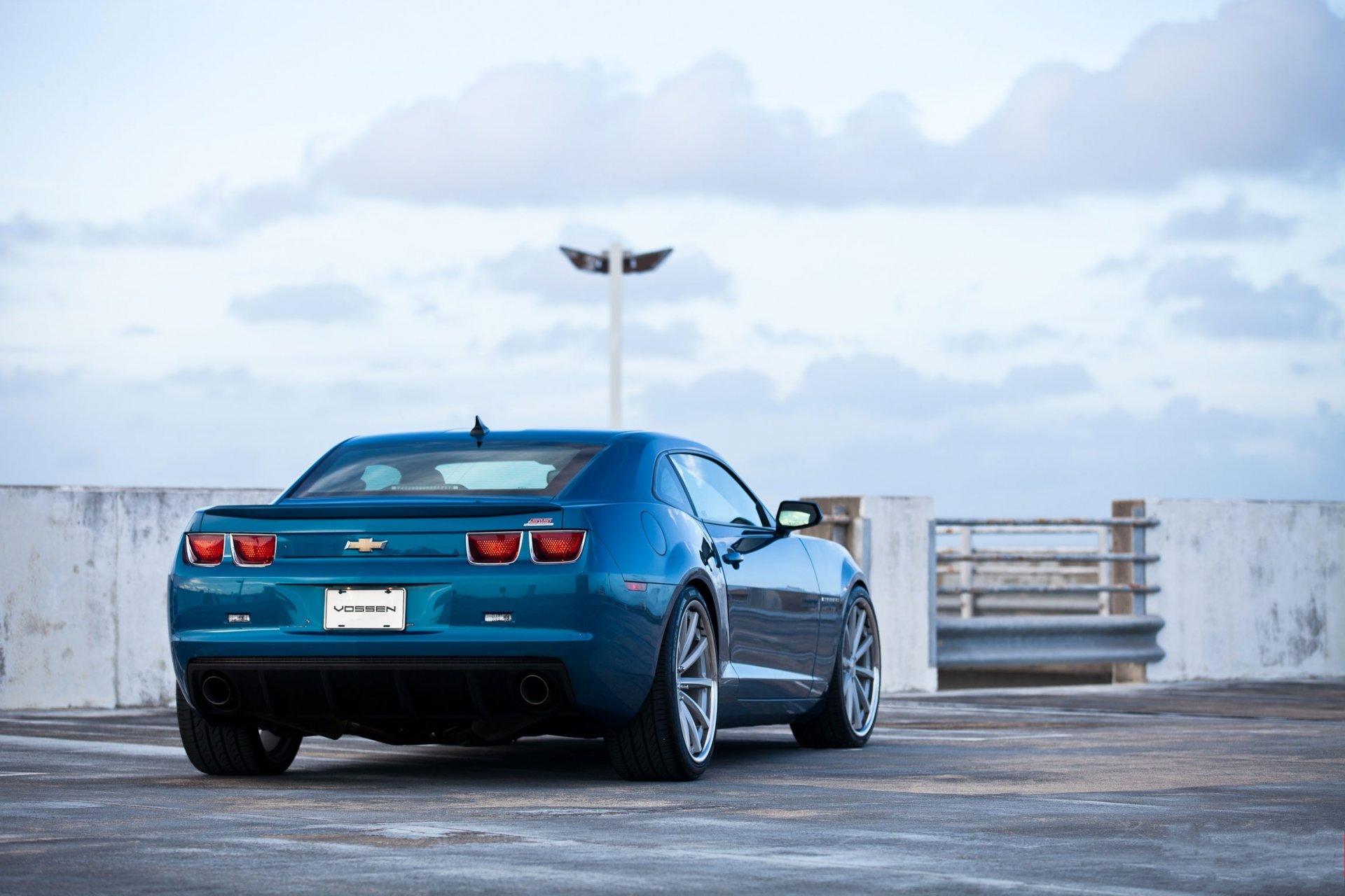 chevrolet camaro ss blau parkplatz himmel chevrolet camaro ss rückseitig parv90 laterne wolken