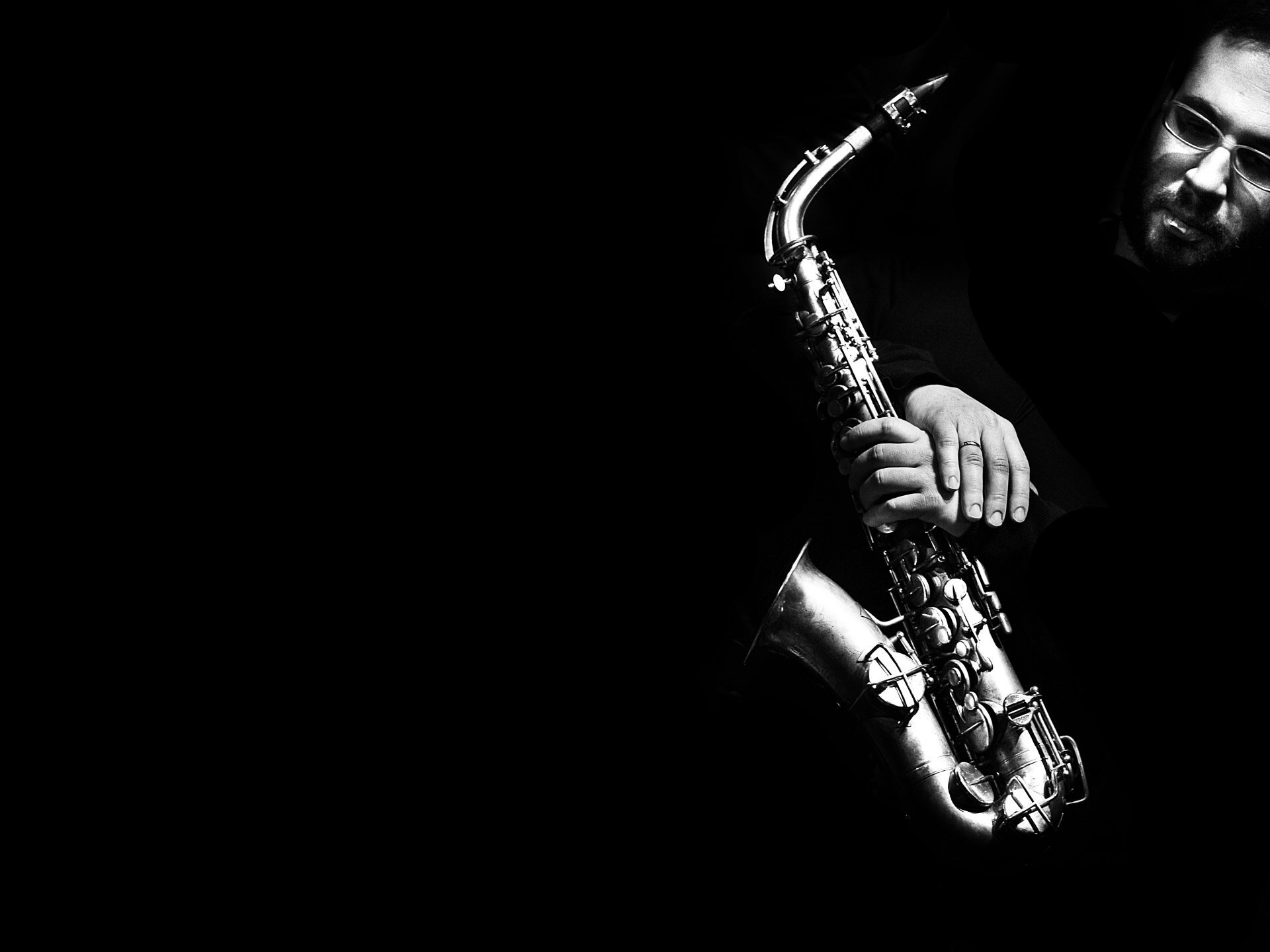 мужчина руки музыкальный инструмент saxophone саксофон