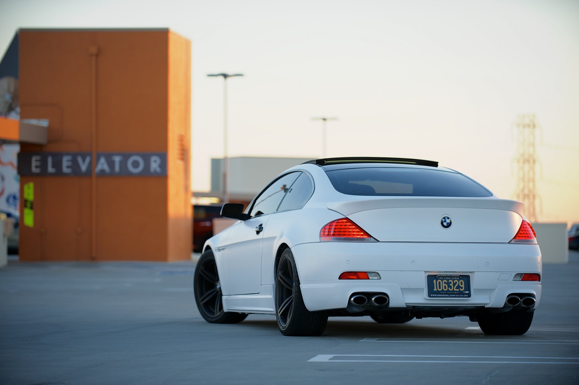 bmw m6 e63 blanc bmw arrière parking toit ascenseur