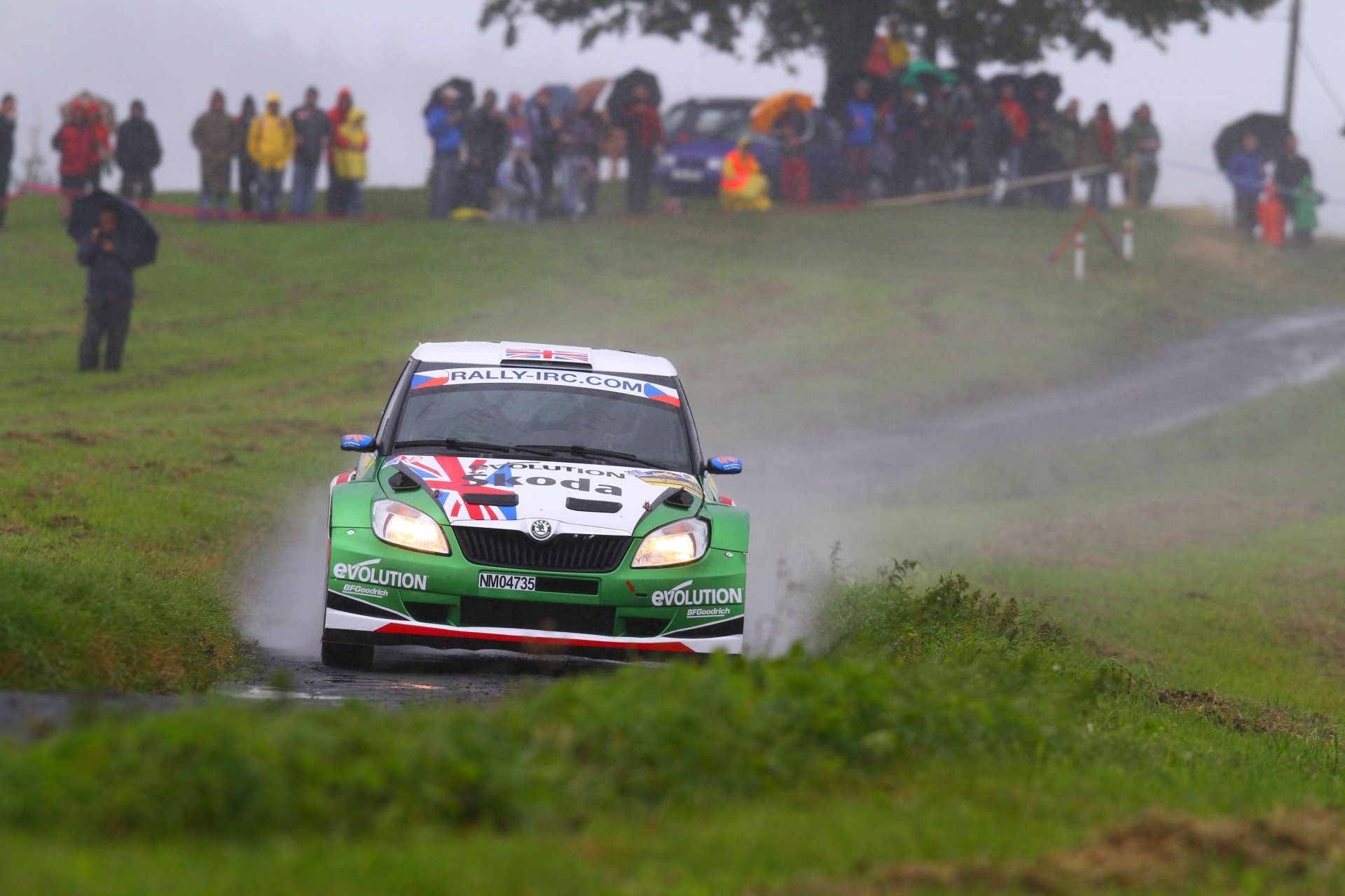 koda fabia rallye skoda bewölkt rennen regen menschen fans