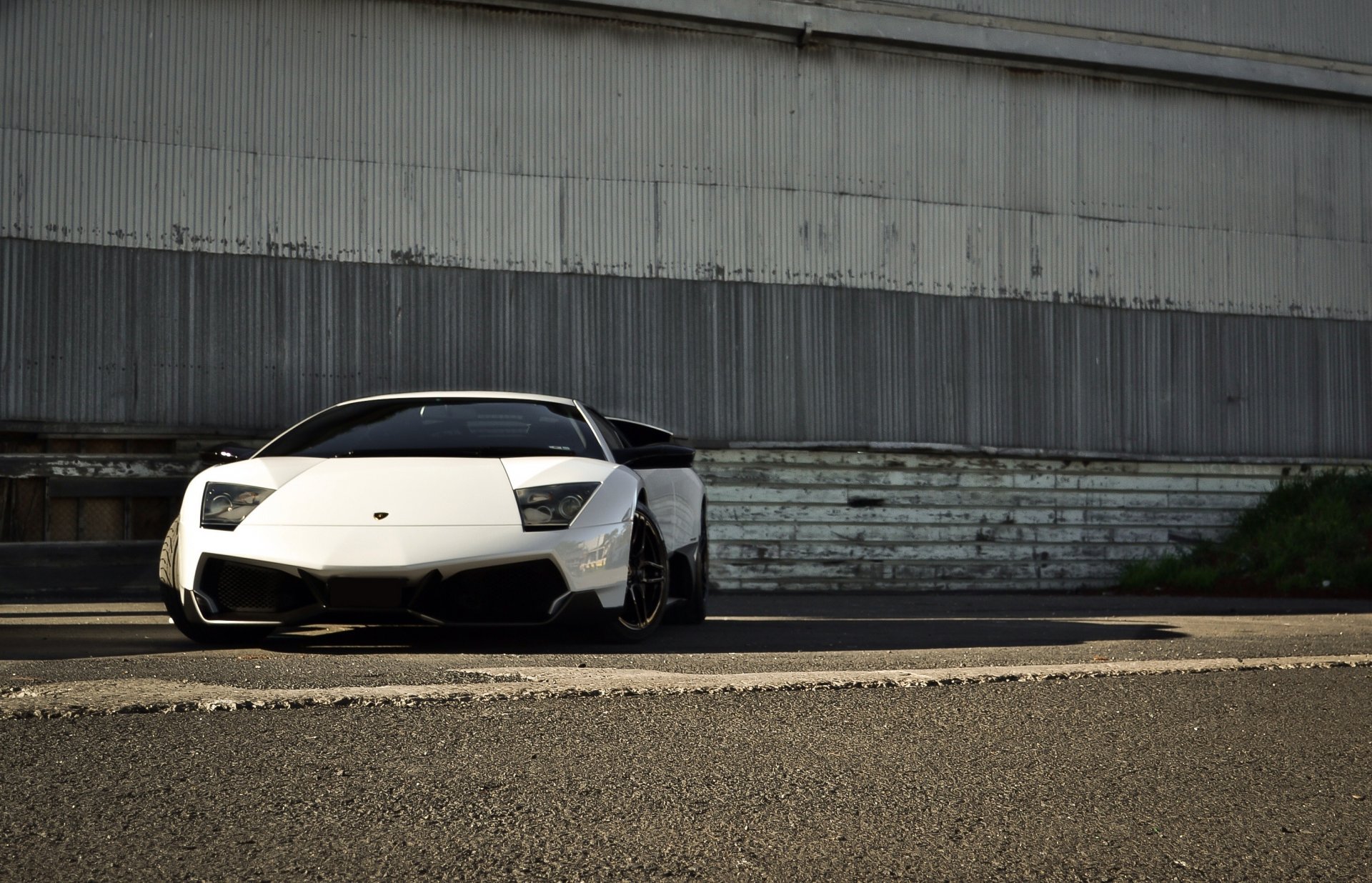 lamborghini murcielago lp670-4 sv weiß lamborghini murcielago getönt vorderansicht asphalt schatten wand