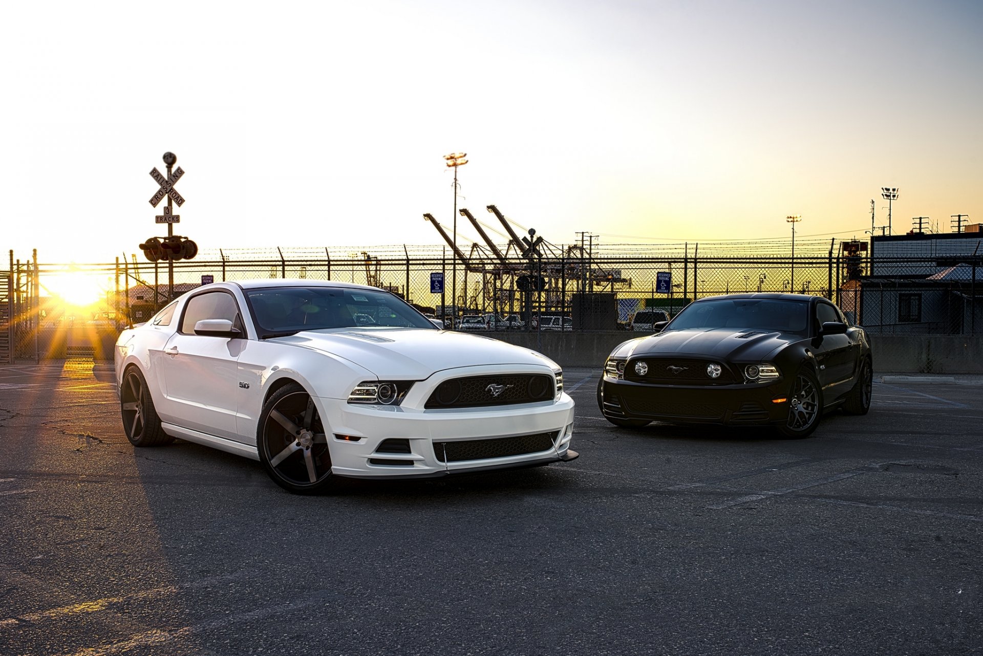 ford mustang gt nero bianco tramonto guardrail