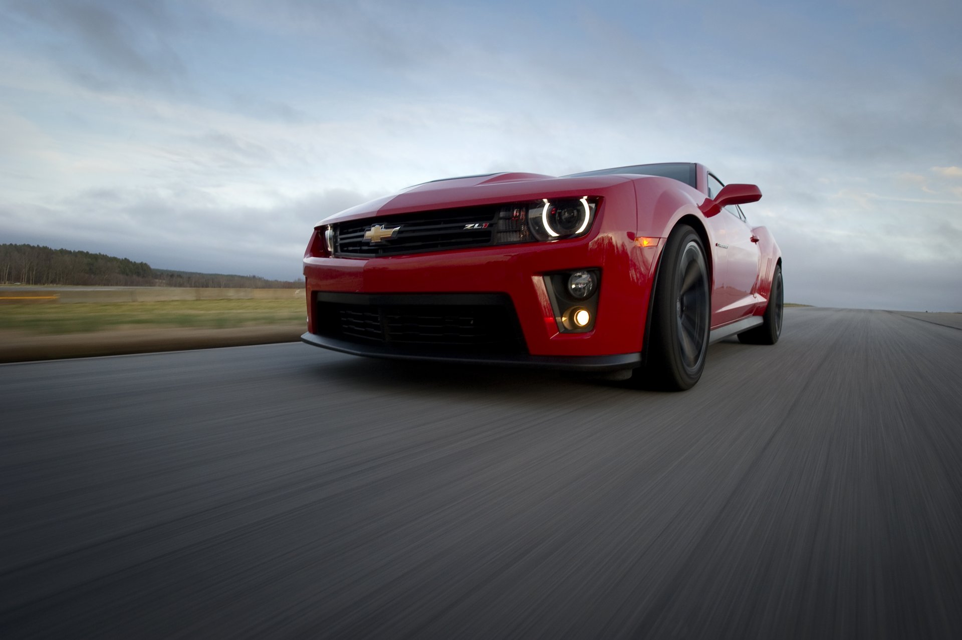 chevrolet camaro zl1 czerwony droga prędkość chevrolet camaro zl1 czerwone niebo chmury