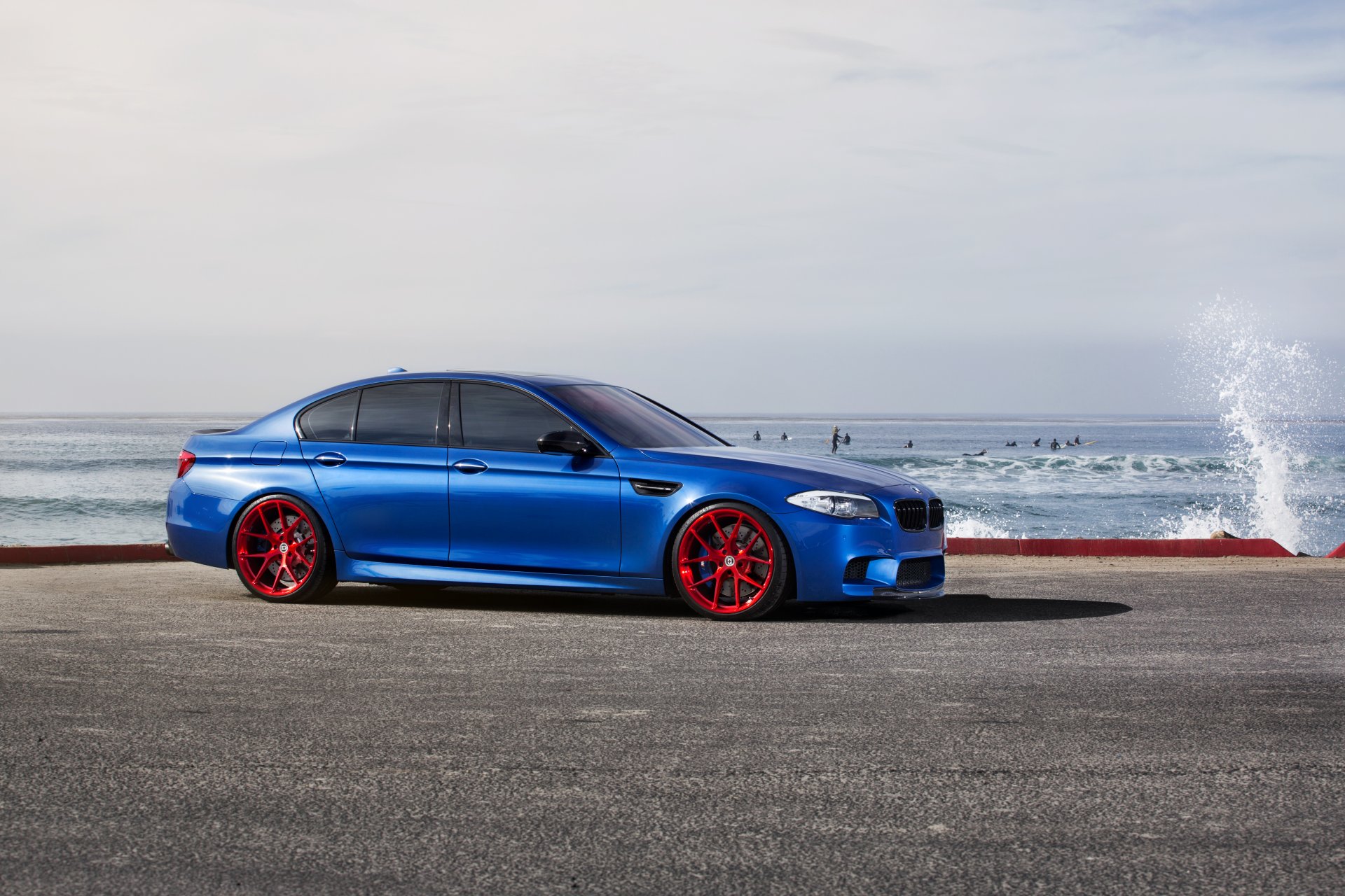 bmw m5 f10 monte-carlo-blau räder rot bmw blau seitenansicht felgen meer