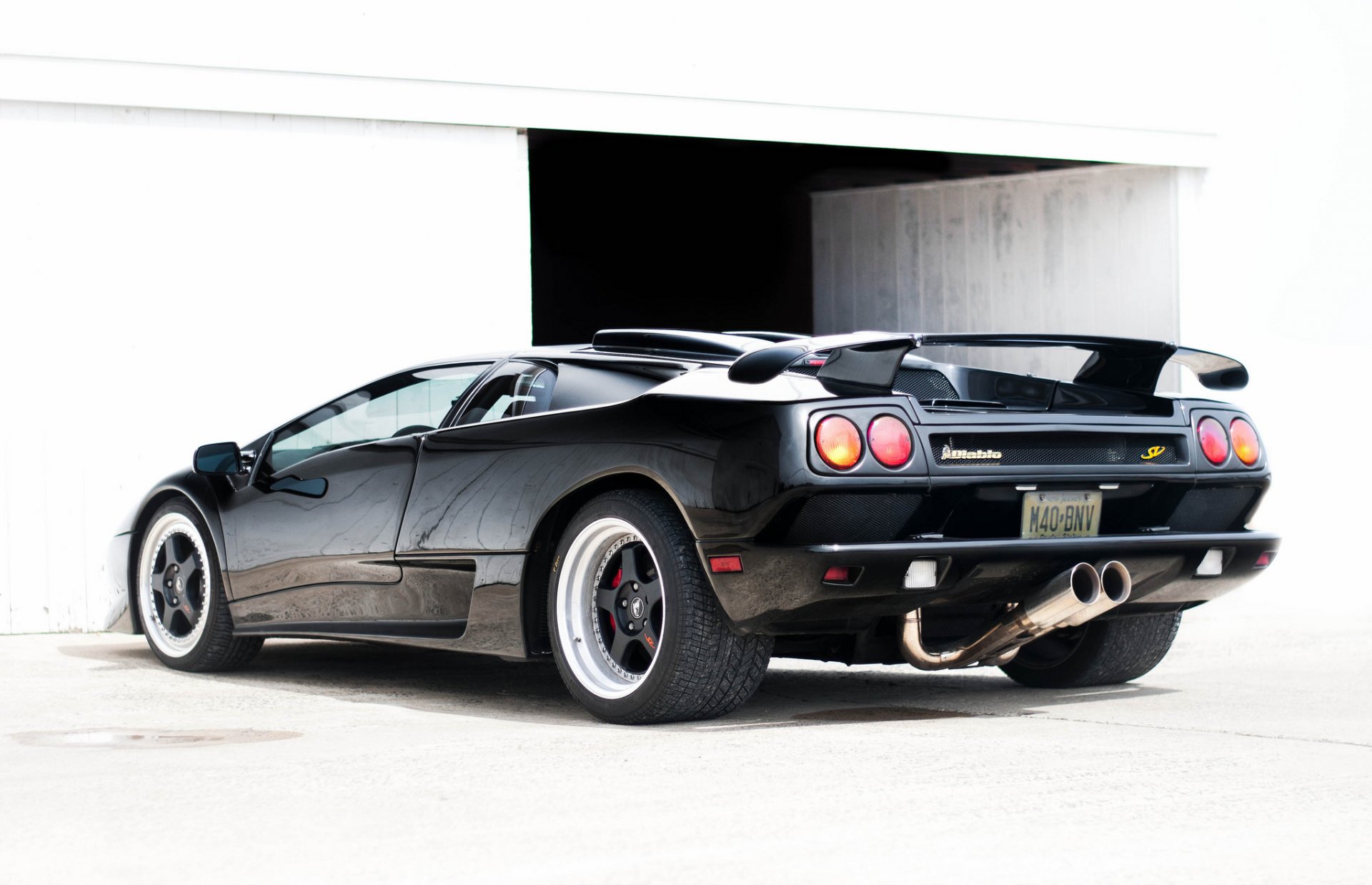 lamborghini diablo sv czarny tył supersamochód