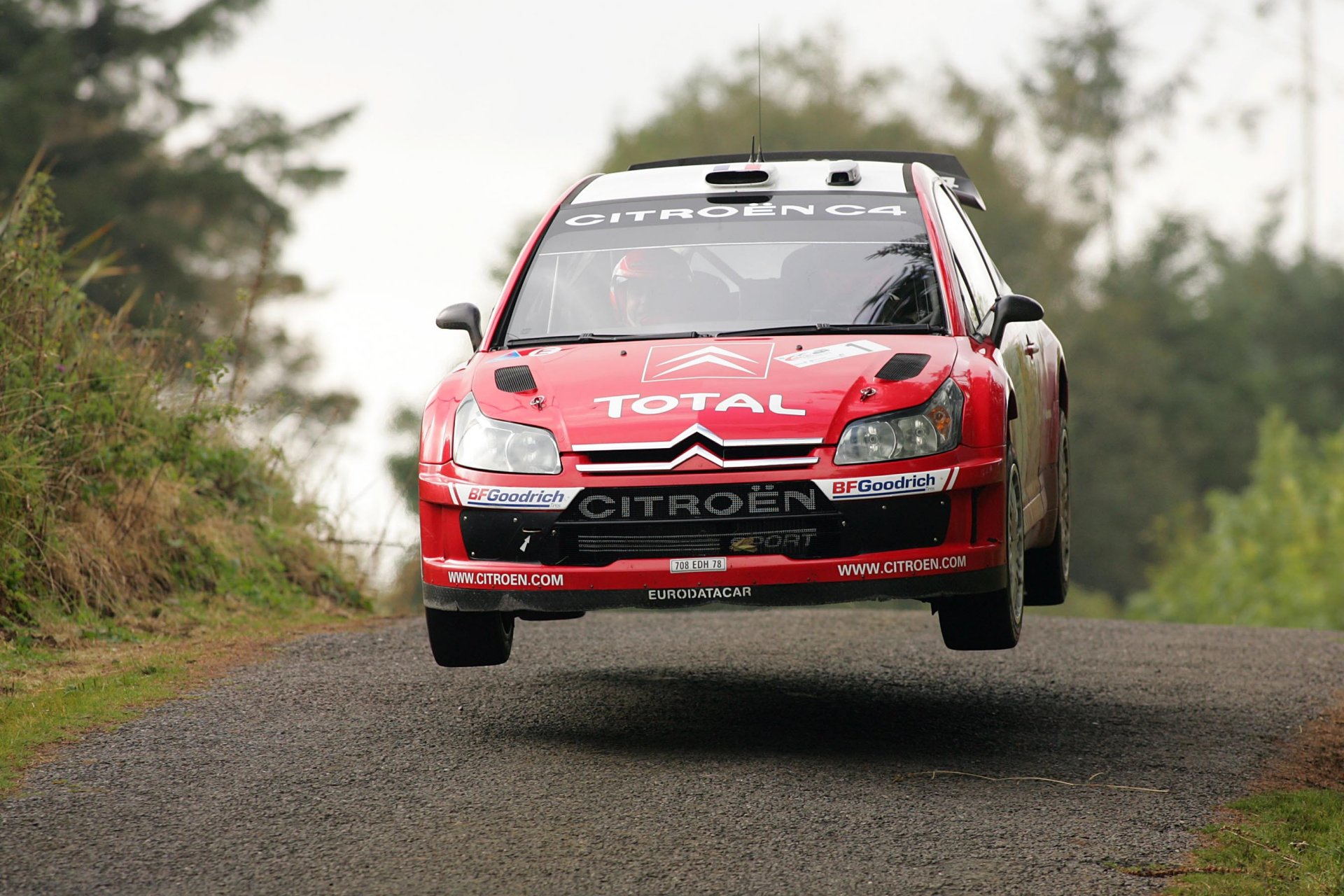 citroen c4 wrc rally rally rojo frente logotipo capó ruedas en el aire