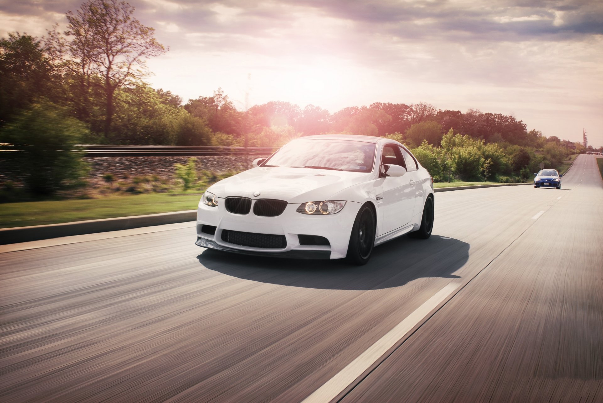 bmw m3 e92 blanco carretera cielo nubes bmw marcado velocidad bumper astilla sol resplandor reflexión