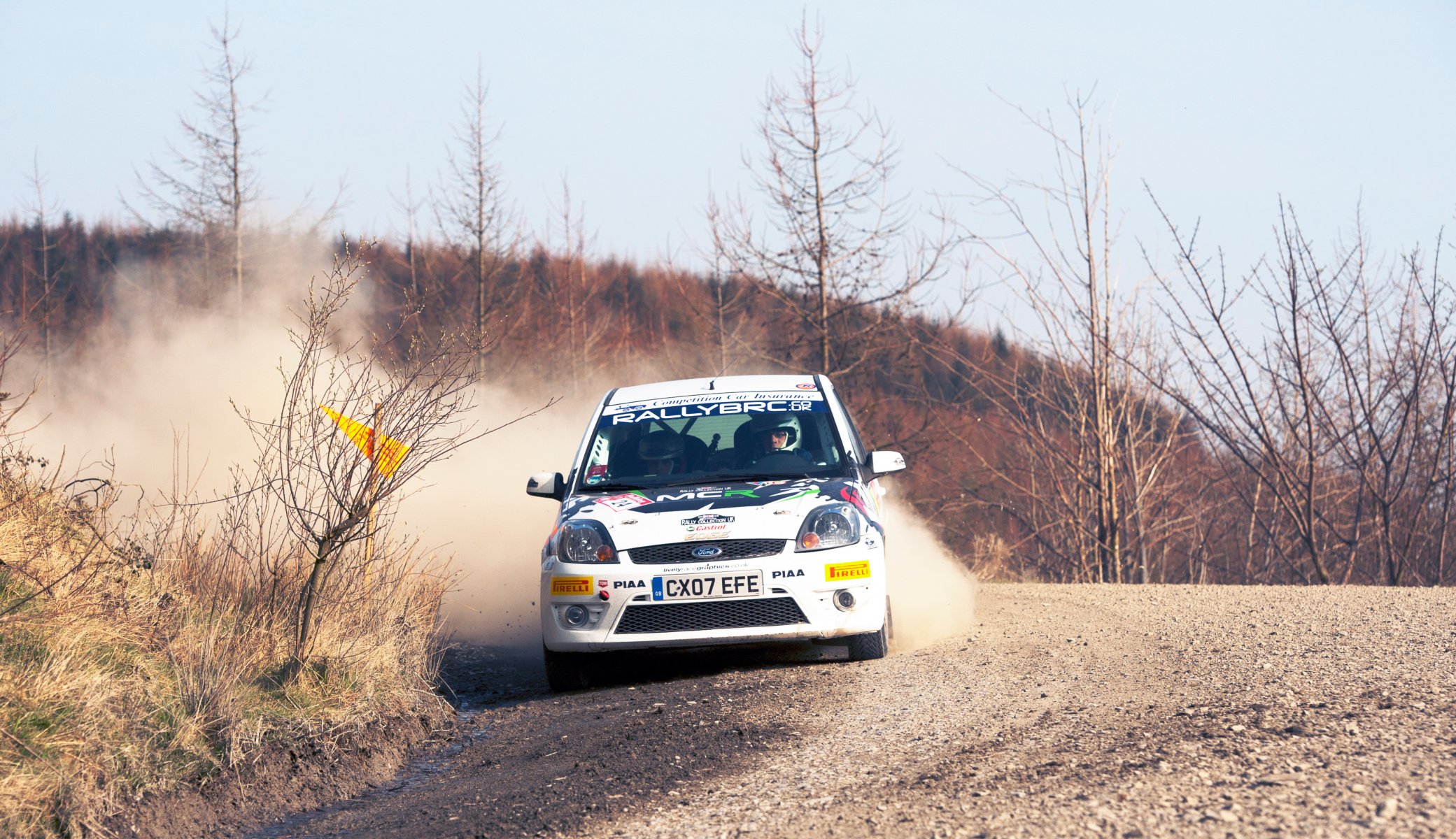 ford messa a fuoco wrc rally auto auto sport rally messa a fuoco girare skid bianco anteriore gara