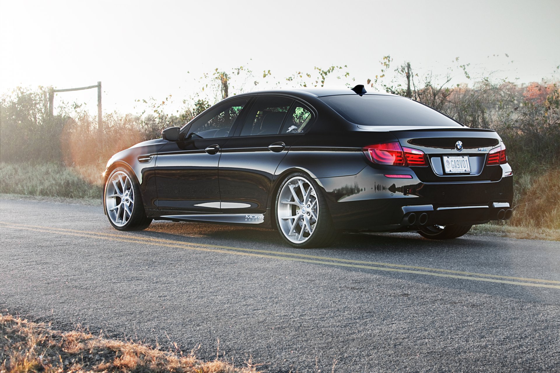 bmw m5 f10 schwarz bmw rückansicht straße markierung