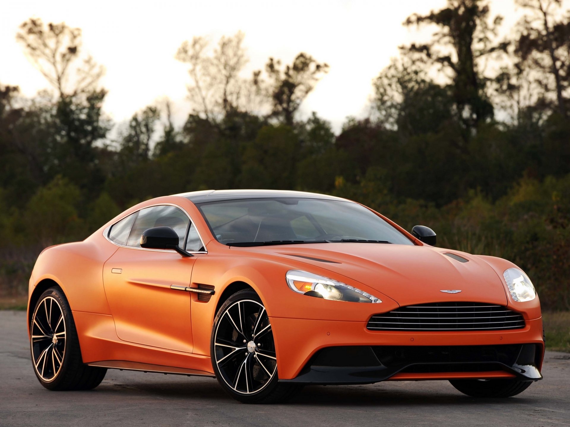 aston martin vanquish aston martin supersamochód pomarańczowy