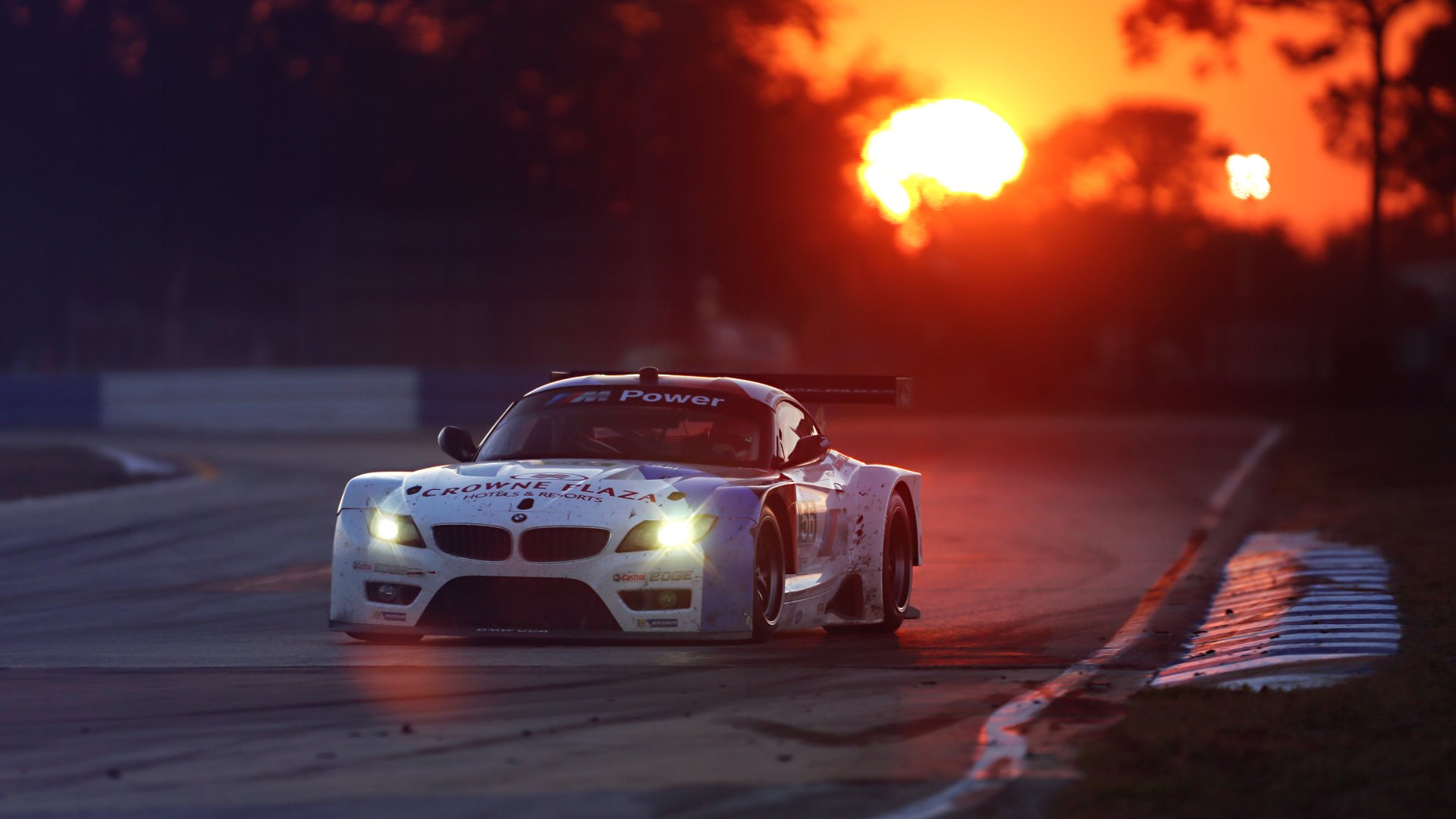 bmw z4 gtd 24 horas de carrera le mans rendimiento kit de cuerpo ancho competencia carrera pista puesta de sol blanco patrocinadores spoiler faro resplandor