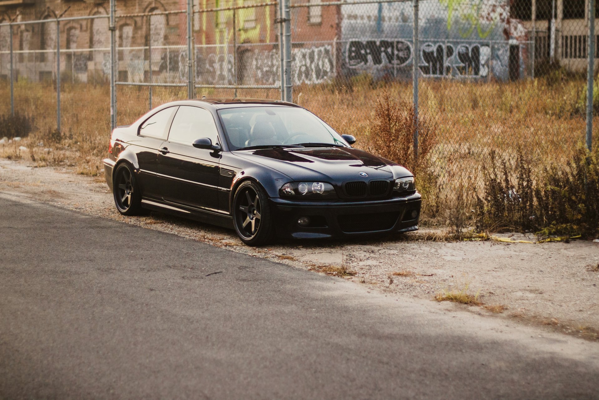 bmw m3 e46 czarny bmw pobocze ogrodzenie budynek