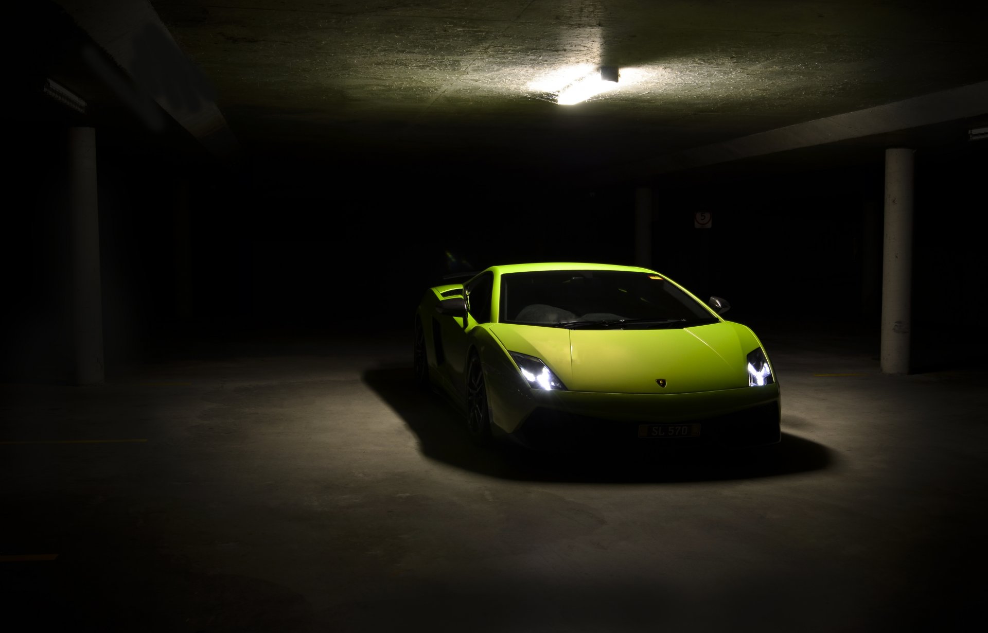 lamborghini gallardo lp570-4 superleggera verde lamborghini gaiardo superleggera vista frontal luz de los faros aparcamiento