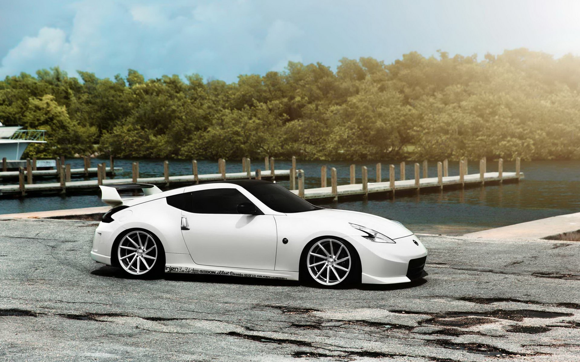 nissan 370z tuning nissan samochód biały auto nabrzeże