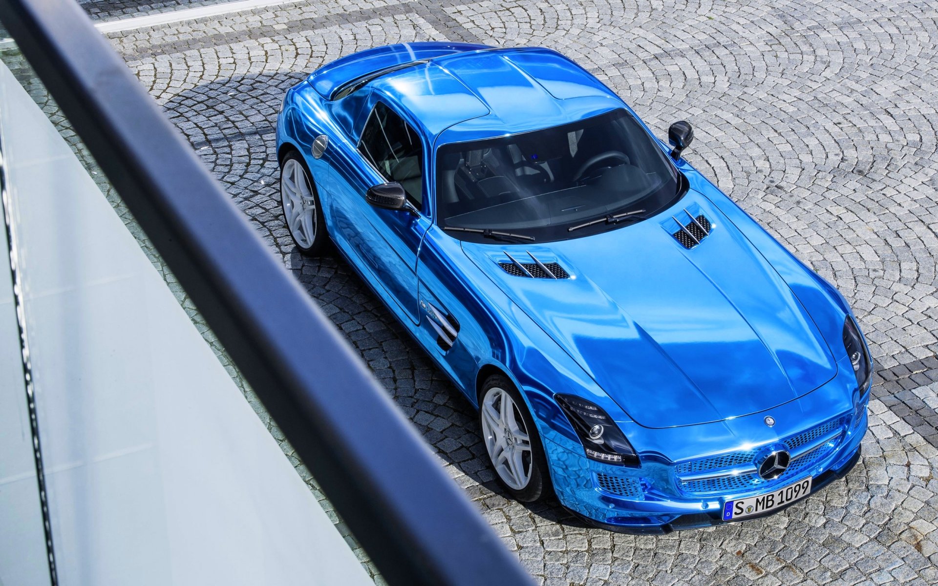 mercedes-benz sls amg coupe niebieski samochód supersamochód widok z góry maska kostka brukowa