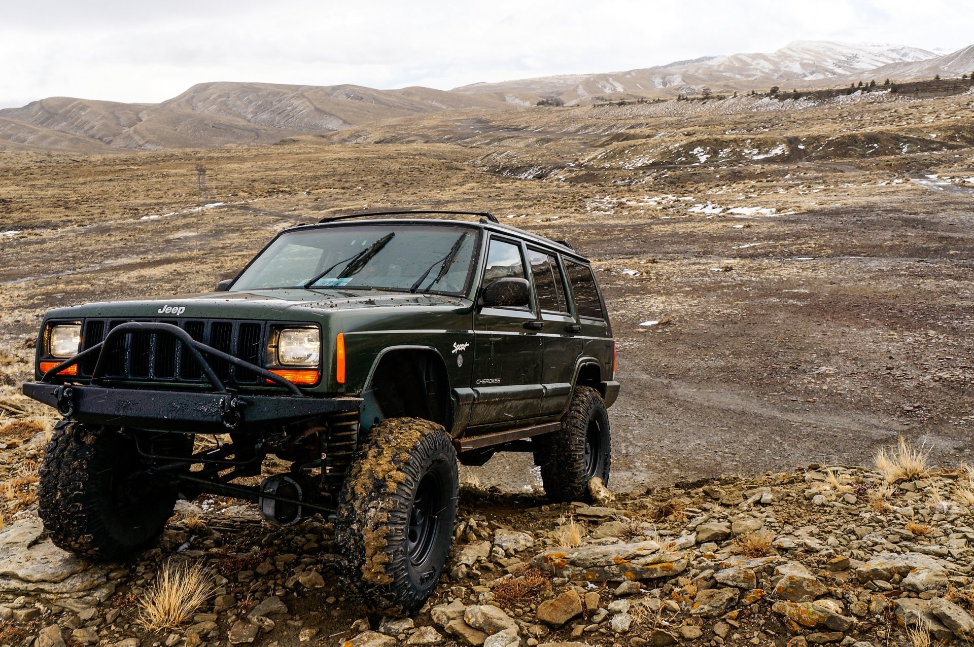 jeep cherokee americano tracción en las cuatro ruedas suv montañas piedras fuera de la carretera