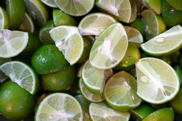 Spicchi di lime. Lime in sezione. Un sacco di agrumi