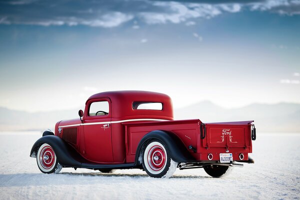 Ford Bonneville rojo antiguo