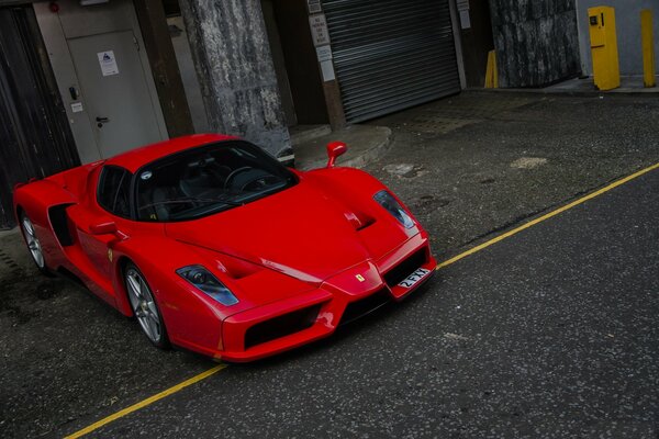 Czerwone Ferrari na podziemnym parkingu