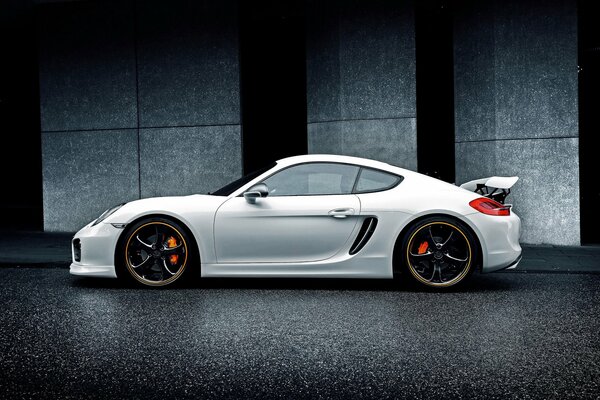 Спортивный белый Porsche Cayman